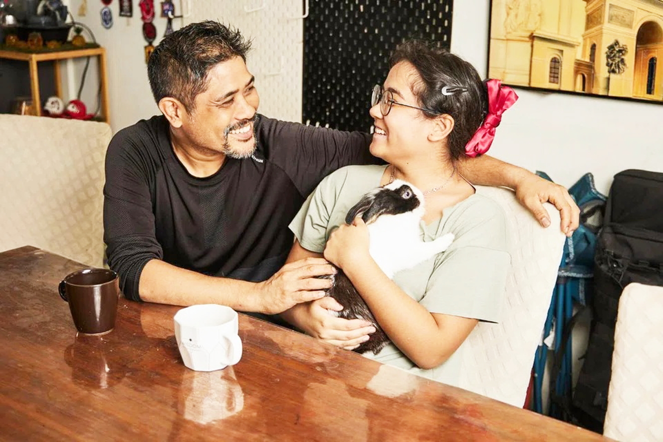 Ông Jeremy Goh dành khoảnh khắc yên tĩnh ở nhà cùng con gái Allymae - Nguồn ảnh: SPH Media