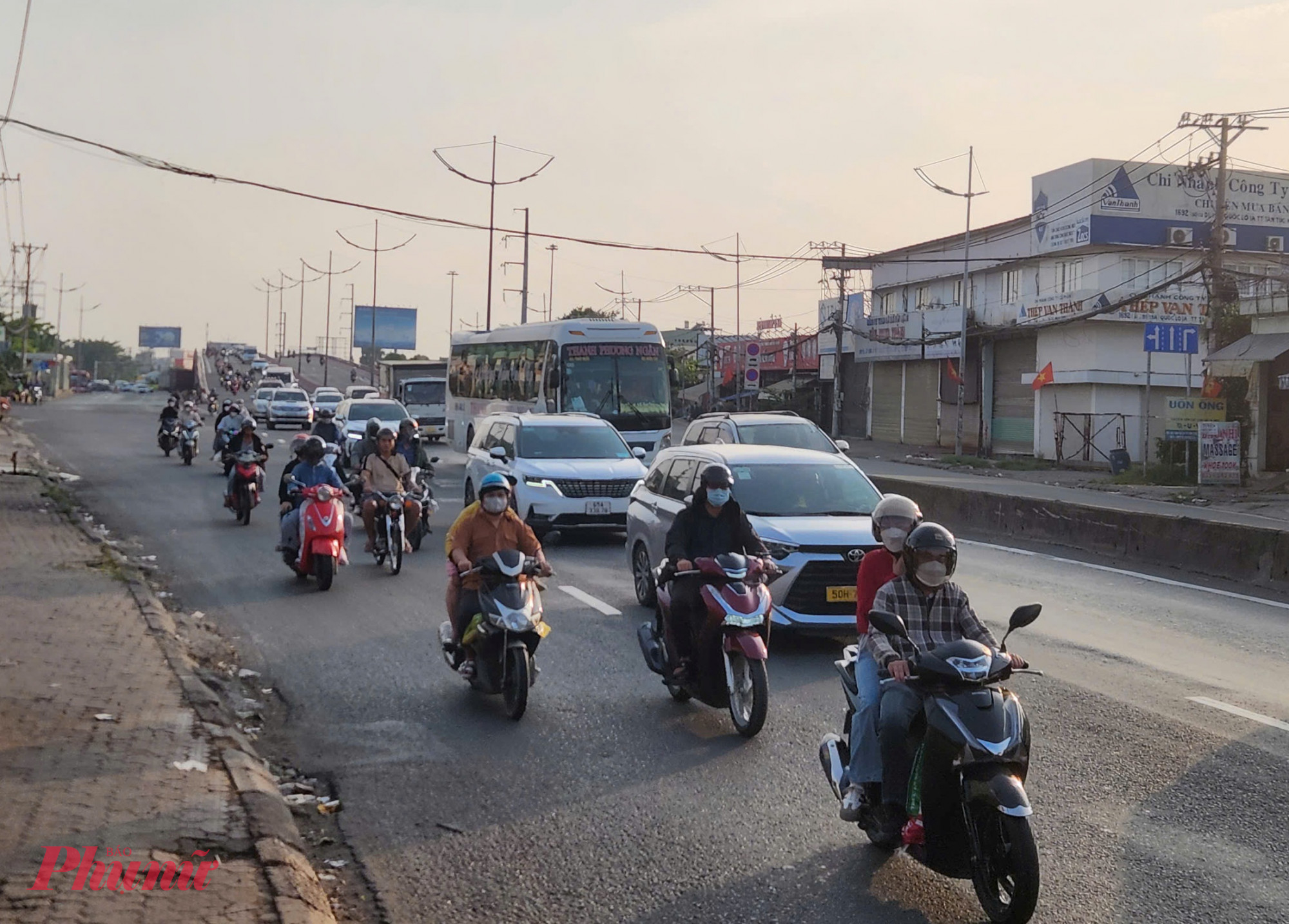 Đoạn cầu Bình Điền thỉnh thoảng bị ùn ứ tại giao lộ có đèn đỏ.