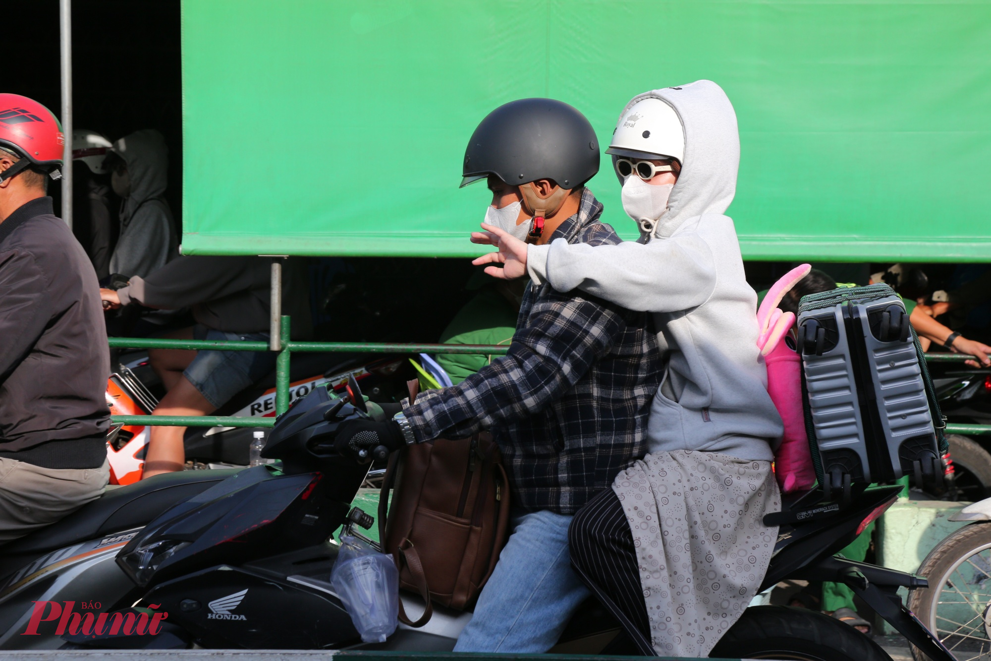 Nhiều hành khách từ hướng phường Vũng Tàu (TPHCM) qua phà Cát Lái về trung tâm TPHCM để làm việc việc sau kỳ nghỉ Tết Dương lịch. Đại diện 