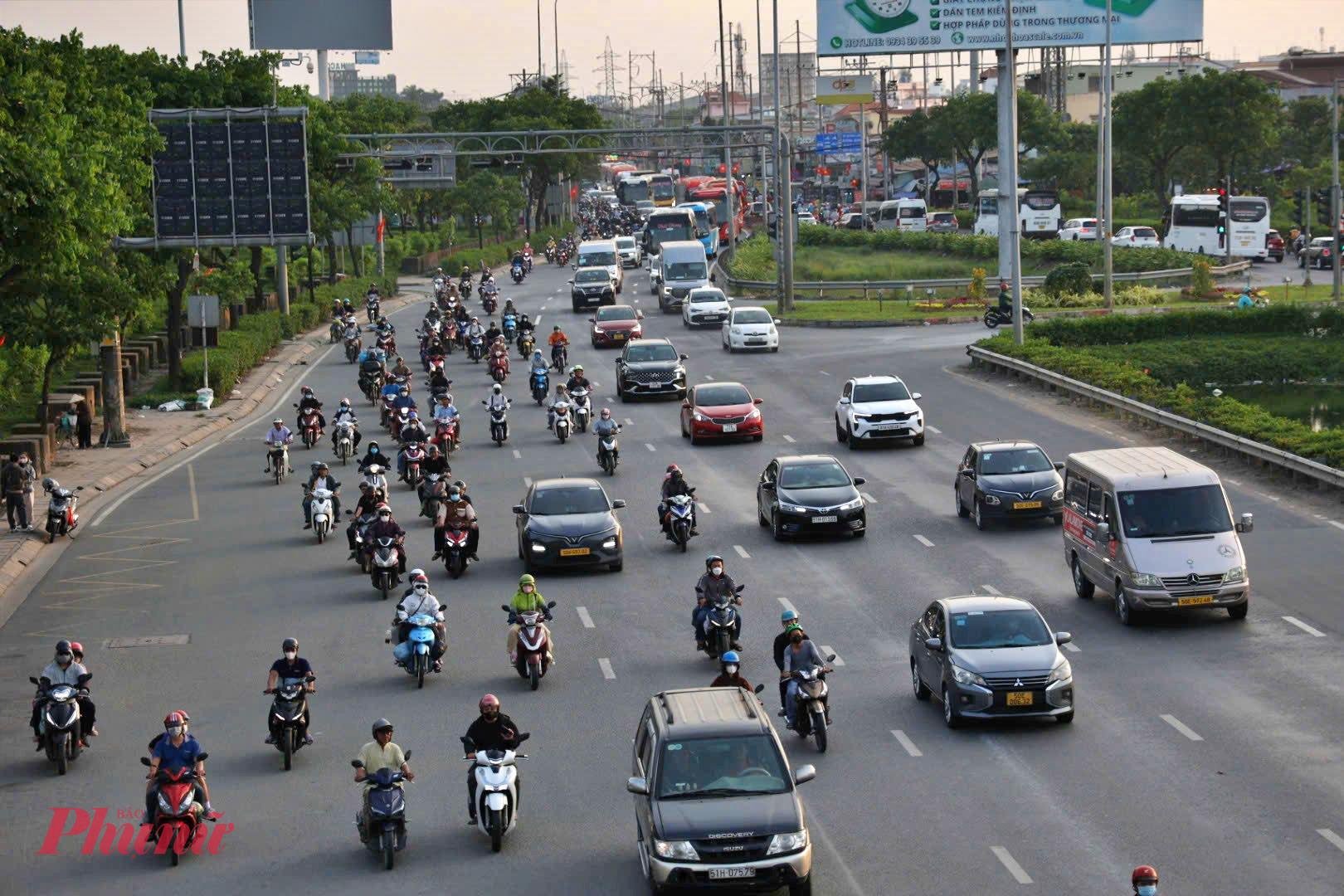 Trong khi đó, tai cửa ngõ Quốc lộ 1 hướng từ miền Tây về TPHCM, dòng xe ùn ứ tại khu vực cầu Bình Điền, đoạn giao lộ với các tuyến đường.