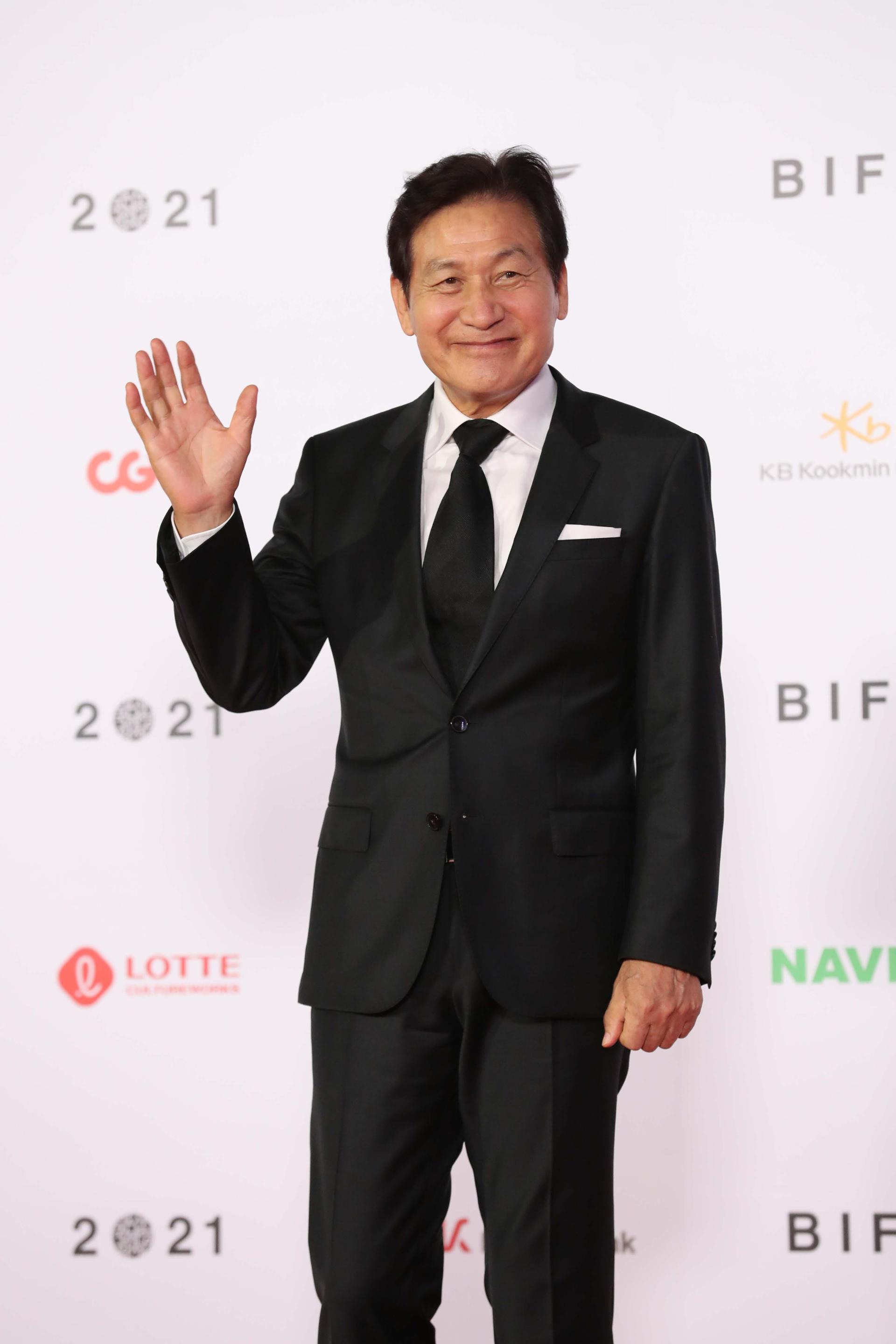 Nam diễn viên Ahn Sung-ki tham dự lễ khai mạc Liên hoan phim quốc tế Busan lần thứ 26 tại Trung tâm Điện ảnh Busan năm 2021. Ảnh: Newsis