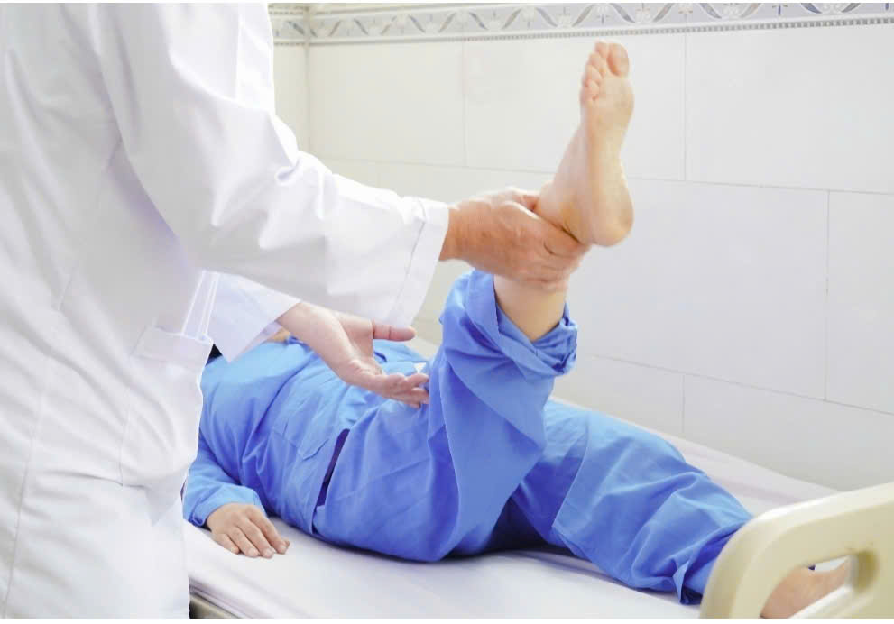 Bác sĩ Bệnh viện Nhân dân Gia Định thăm khám lại cho bệnh nhân đã thay khớp háng