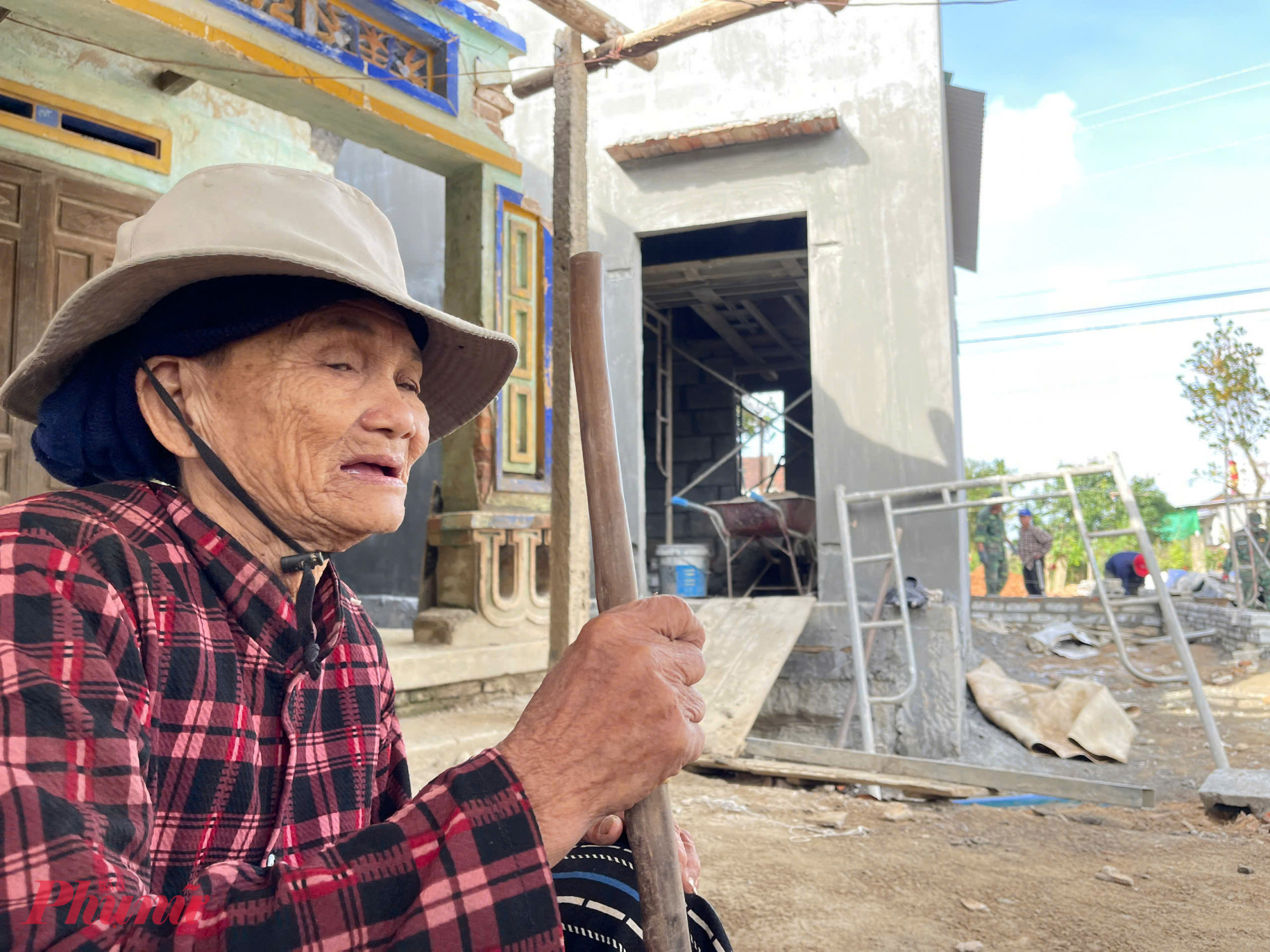  Bà Phạm Thị Hạnh (78 tuổi, trú tại thôn Phú Hữu, xã Hòa Thịnh) không khỏi xúc động khi nói đến sự hỗ trợ kịp thời của Đảng, Nhà nước đối với người dân vùng lũ