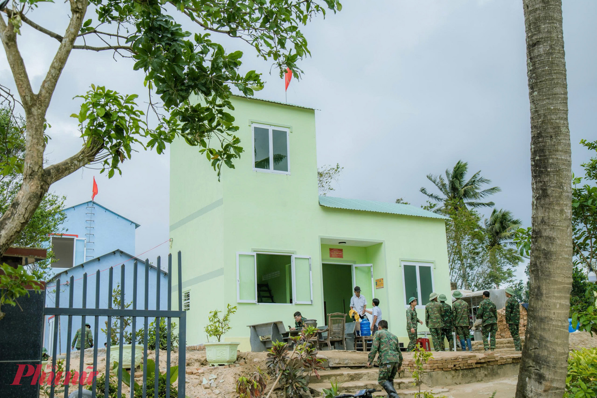 Trước giờ bàn giao, cán bộ, chiến sĩ Quân khu 5 vẫn tất bật hỗ trợ người dân lau dọn, sắp xếp đồ đạc, hoàn thiện những công việc cuối cùng. 