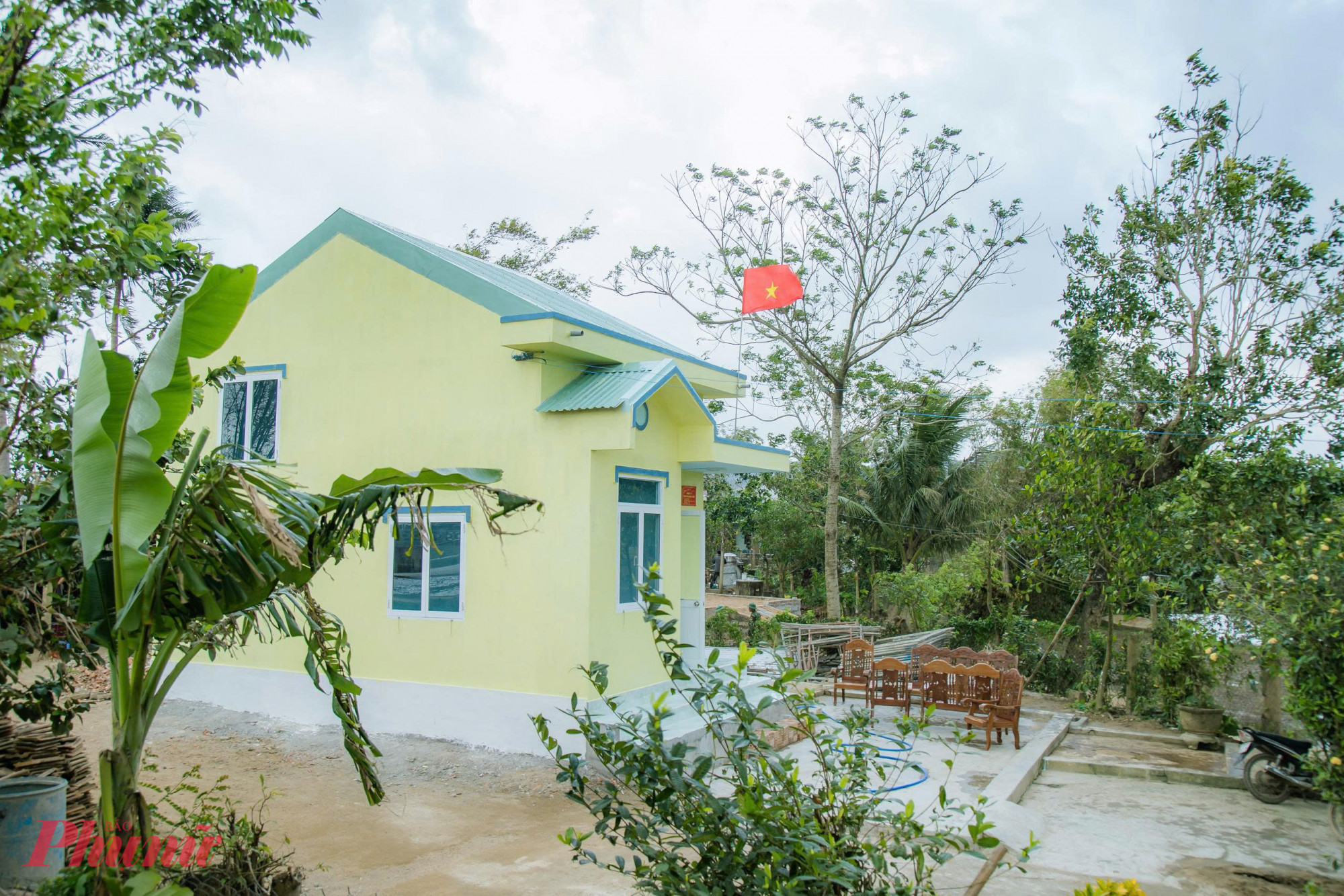 Trên mái mỗi ngôi nhà, lá cờ Tổ quốc đỏ thắm tung bay trong gió, gợi lên cảm giác bình yên sau những ngày mưa lũ chồng chất lo âu.