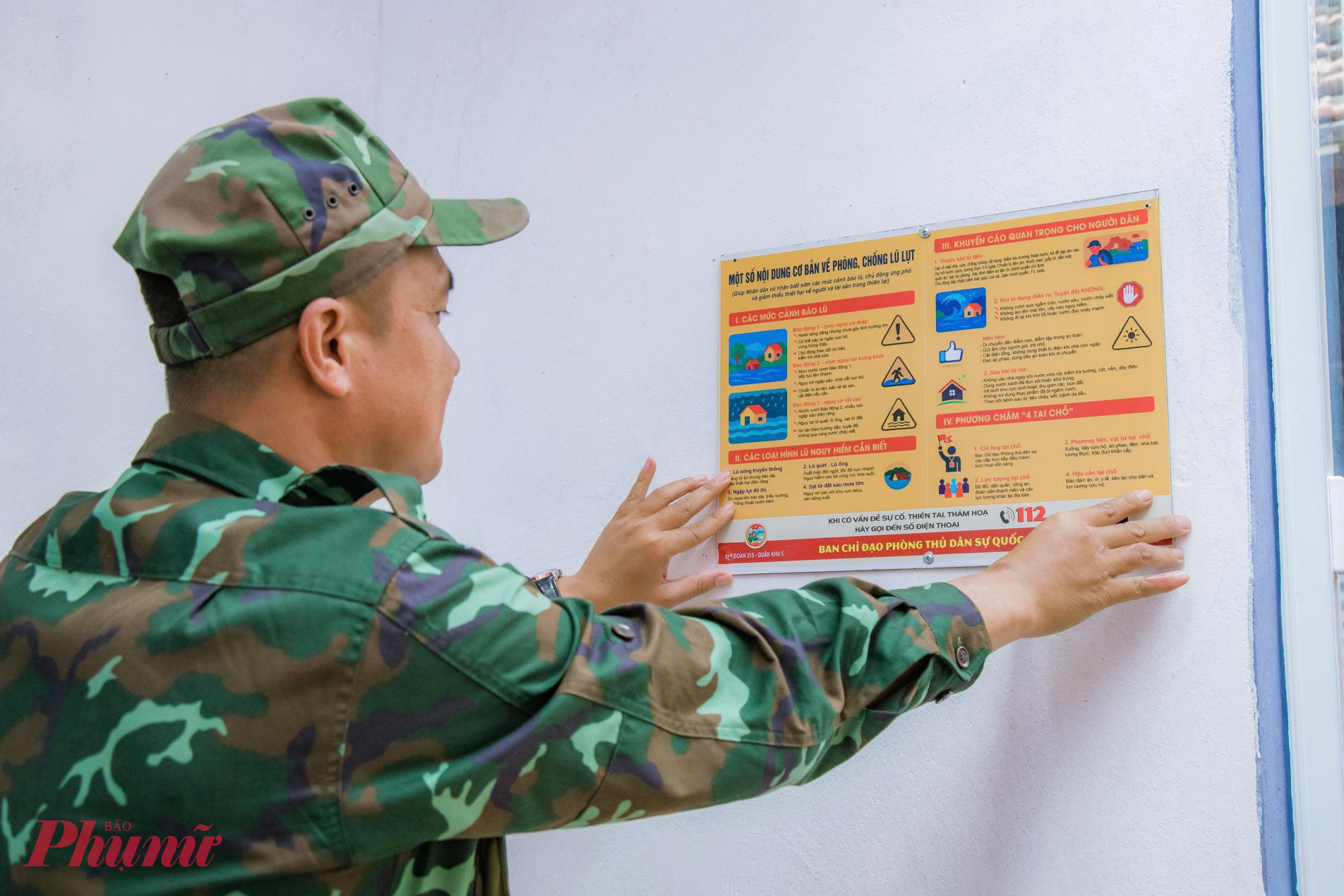 Không chỉ dựng nhà, cán bộ, chiến sĩ Quân khu 5 còn dán bảng hướng dẫn phòng, chống lũ lụt ngay trong căn nhà mới, giúp người dân thêm vững tâm trước thiên tai.