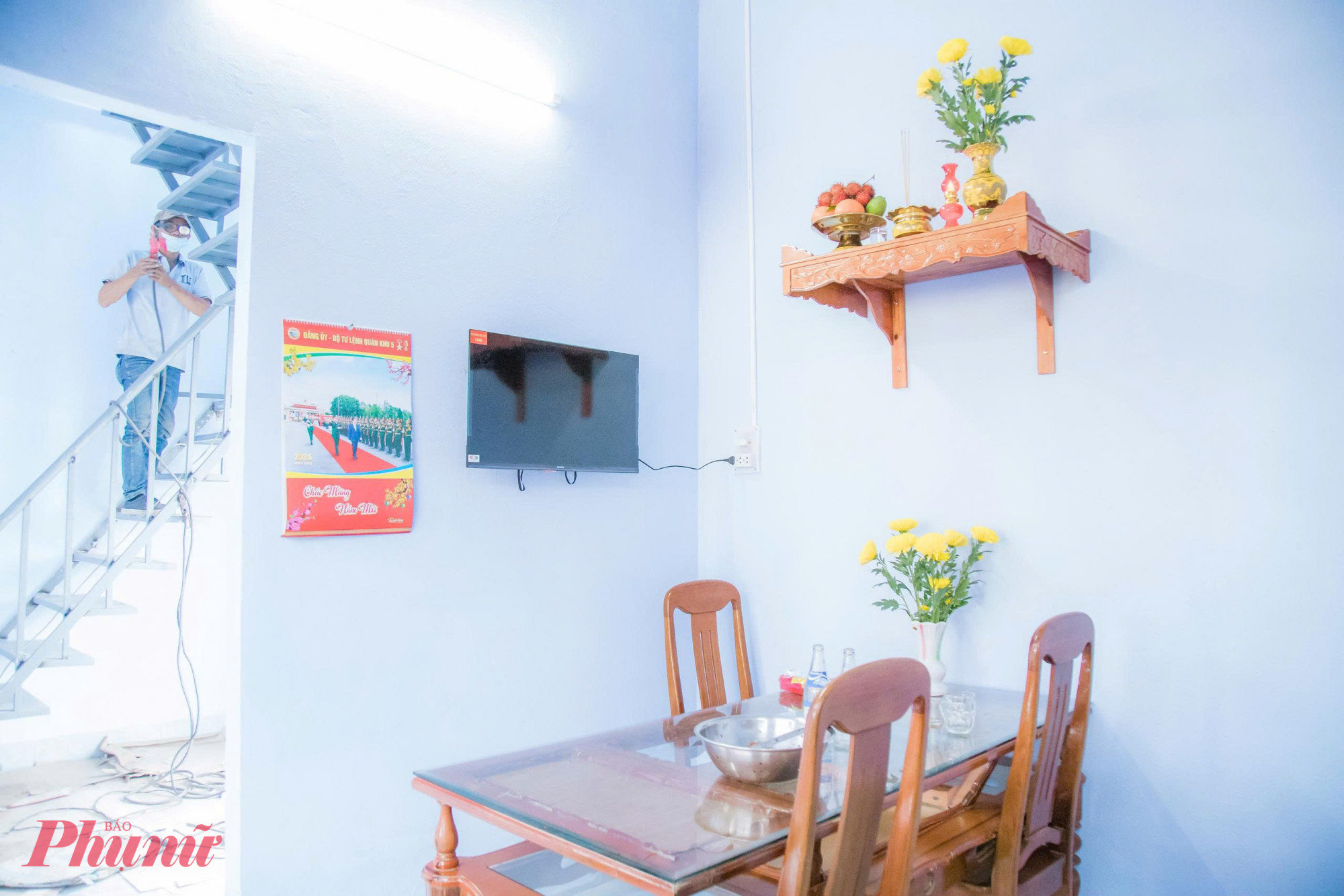  Người thợ tỉ mỉ từng nét sơn trên cầu thang, góp phần hoàn thiện căn nhà mới thêm vững chãi, khang trang.- ảnh: Công Nam.