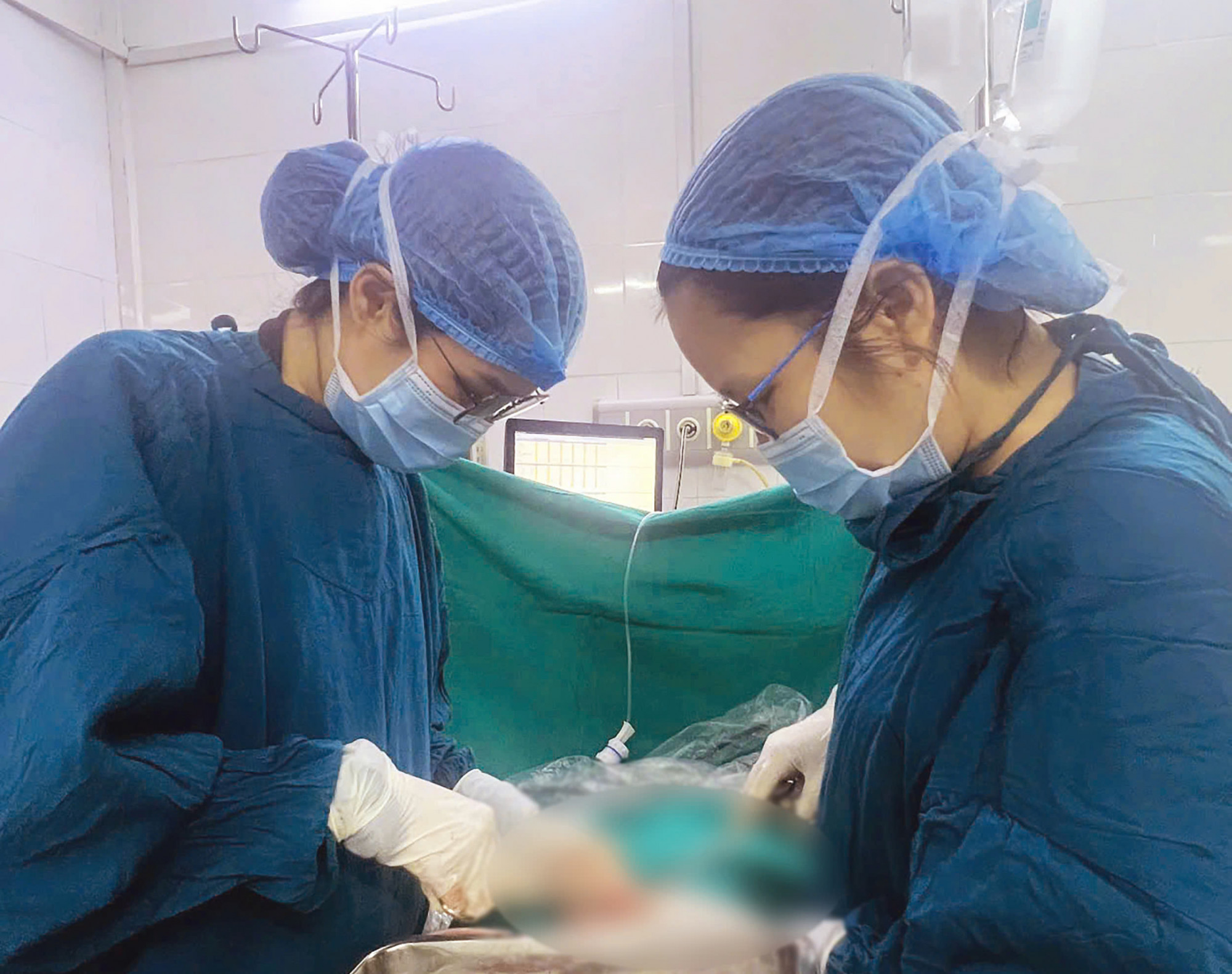 Ê-kíp bác sĩ phẫu thuật cho chị N., ảnh BVCC