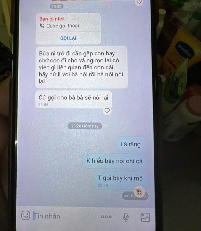 Con lấy điện thoại mẹ gọi/nhắn tin cho ba dù ba đã có vợ mới, là đúng hay sai?