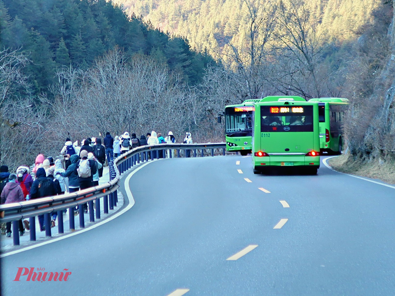 Mùa đông là mùa thấp điểm du lịch, nên giá vé tham quan Cửu Trại Câu giảm đáng kể. Vé vào cổng thường khoảng 80 nhân dân tệ/người (tương đương 280.000 - 300.000 đồng), thấp hơn nhiều so với mùa cao điểm.