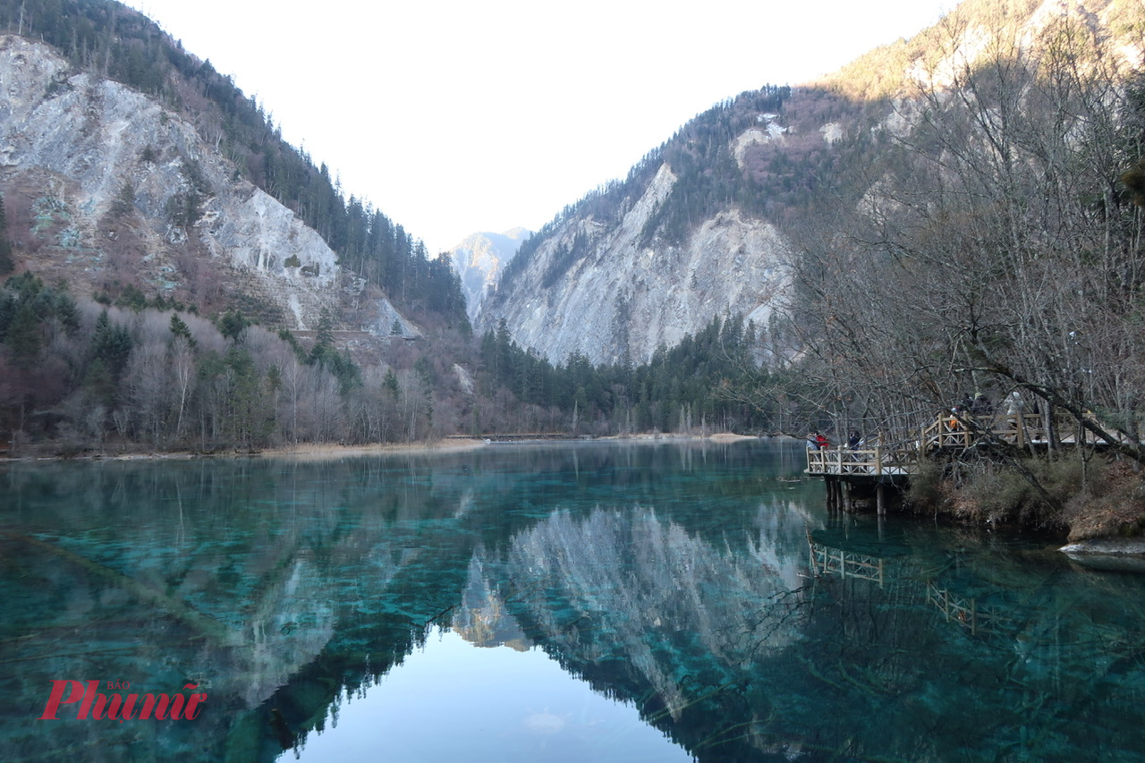 Mùa đông ở Cửu Trại Câu kéo dài từ cuối tháng 11 đến tháng 3 năm sau. Nhiệt độ dao động trong khoảng -12 độ C đến 0 độ C, không khí khô, lạnh nhưng trong lành. Tuyết rơi nhẹ phủ lên rừng cây, lối đi và mái nhà của các bản làng Tây Tạng trong khu bảo tồn.