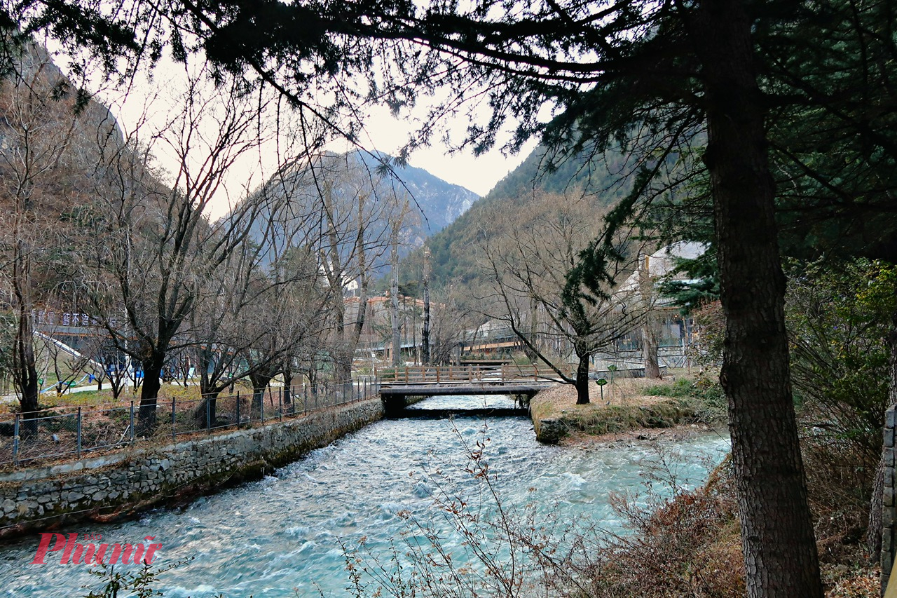 Nhờ vị trí giao thoa giữa cao nguyên và vùng núi phía tây nam Trung Quốc, Cửu Trại Câu sở hữu khí hậu mát lạnh quanh năm, mùa đông khô và lạnh, mùa hè dịu mát. Địa hình chủ yếu là thung lũng chữ Y, kéo dài hàng chục km, nơi các dòng suối băng tan, hồ nước và thác nước phân bố theo từng tầng cao thấp khác nhau.