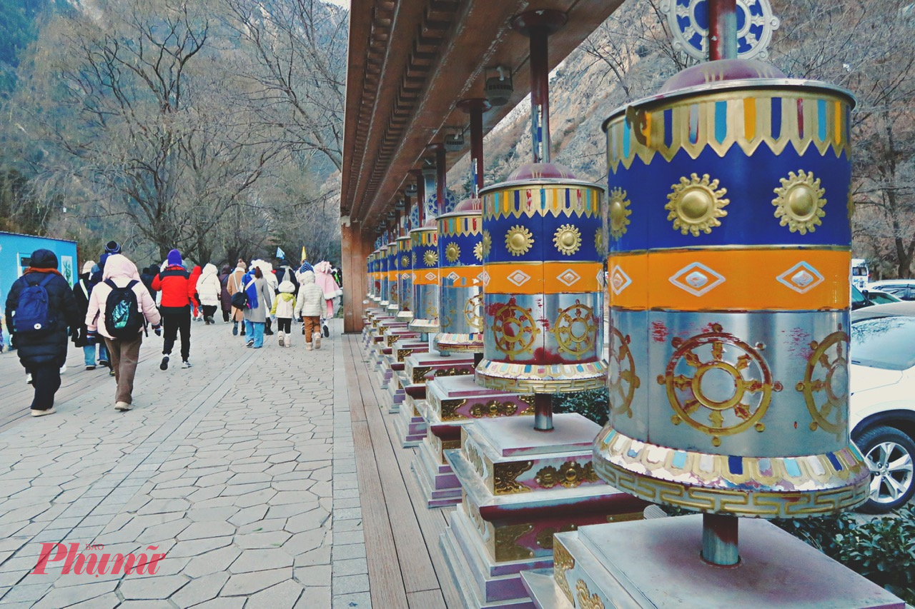 Từ Thành Đô, du khách có thể lựa chọn tàu cao tốc đến ga Hoàng Long – Cửu Trại Câu (Huanglong–Jiuzhai). Thời gian di chuyển khoảng 2 giờ. Từ ga Hoàng Long - Cửu Trại Câu, tiếp tục đi ô tô hoặc xe trung chuyển khoảng 2 giờ là tới cổng khu du lịch. Đây hiện là tuyến di chuyển được nhiều du khách lựa chọn vì nhanh, an toàn và tiết kiệm thời gian hơn so với đi đường bộ dài ngày như trước.