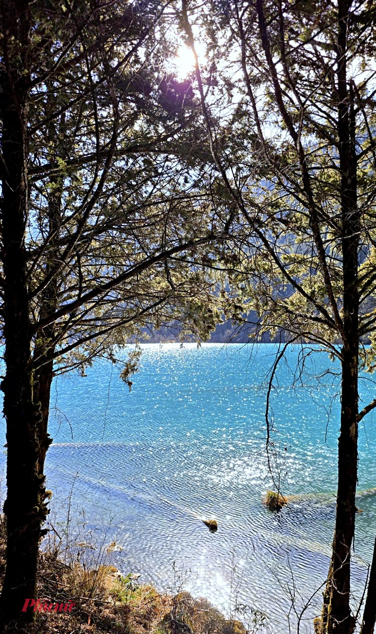 Cửu Trại Câu được UNESCO công nhận là Di sản Thiên nhiên Thế giới nhờ hệ sinh thái đa dạng và cảnh quan hiếm có. Một số hồ nổi bật nhất ở Cửu Trại Câu gồm Hồ Ngũ Hoa, Hồ Trường Hải Hồ Gương, Hồ Gấu Trúc... đều nổi tiếng với sắc xanh ngọc, trong trẻo, đặc biệt ấn tượng dưới ánh nắng mùa đông.