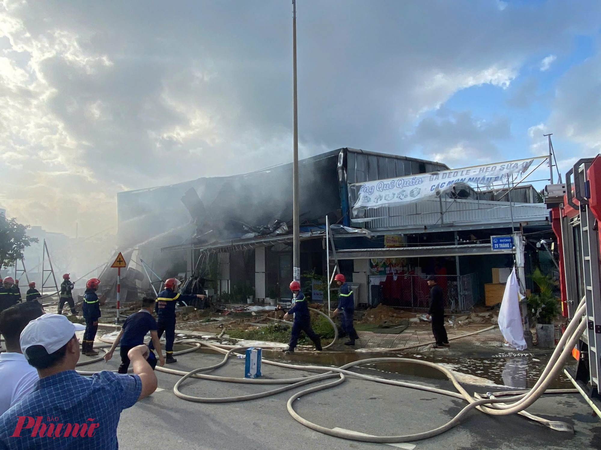 10 xe chuyên dụng và hàng chục cảnh sát PCCC được huy động khống chế đám cháy.