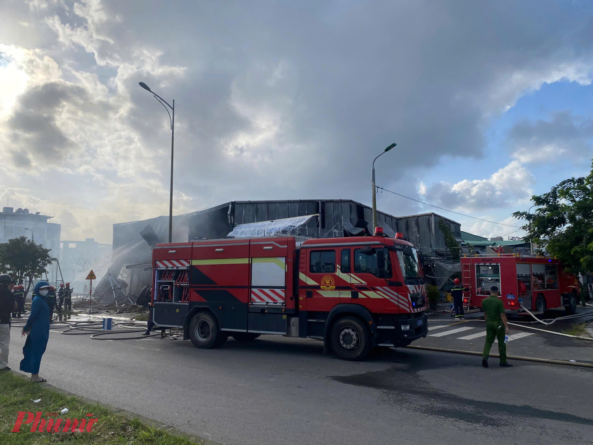 Chỉ trong thời gian ngắn, lửa đã bao trùm toàn bộ cửa hàng