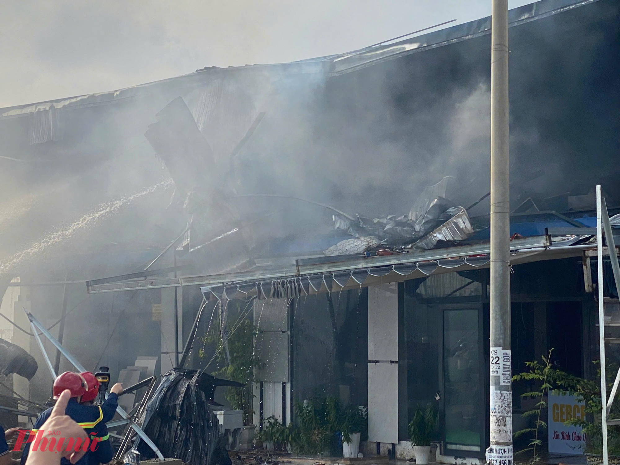 Chỉ trong thời gian ngắn, lửa đã bao trùm toàn bộ cửa hàng