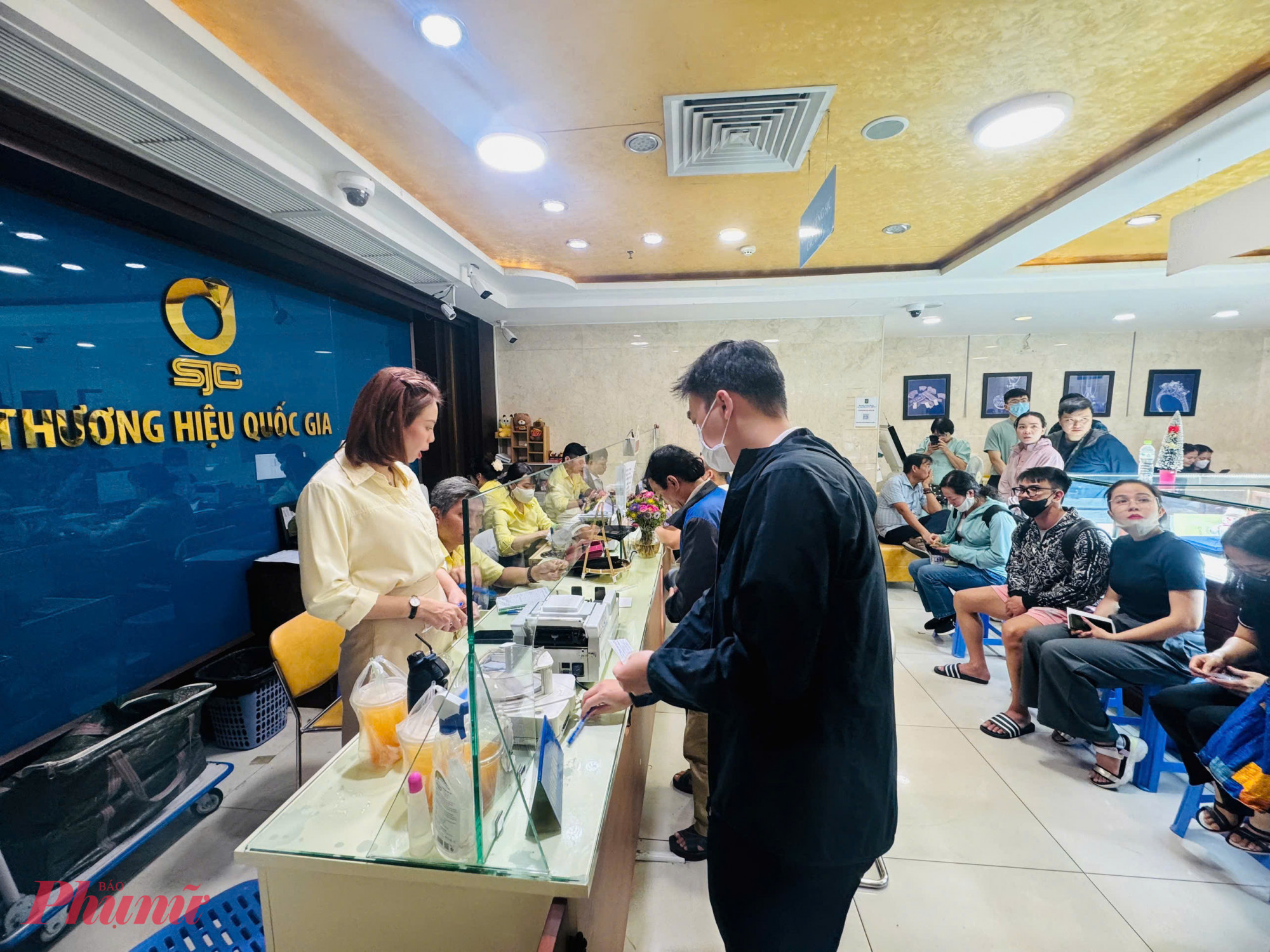 Giá vàng trong nước tăng mạnh do ảnh hưởng đà tăng từ giá vàng thế giới - Ảnh: Thanh Hoa