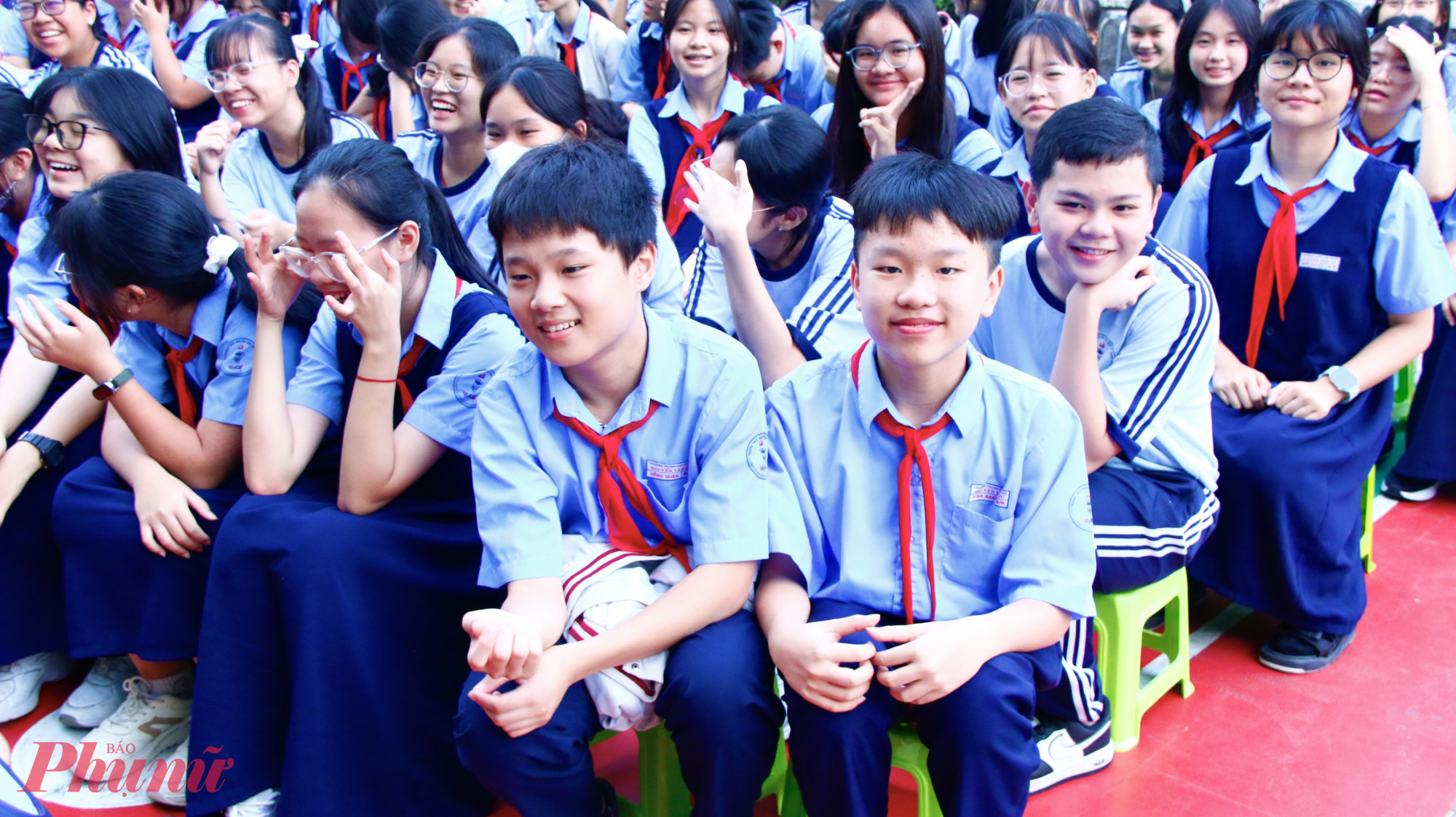 Chương trình có sự tham gia của các thầy, cô giáo nhà trường và khoảng 1.400 học sinh.