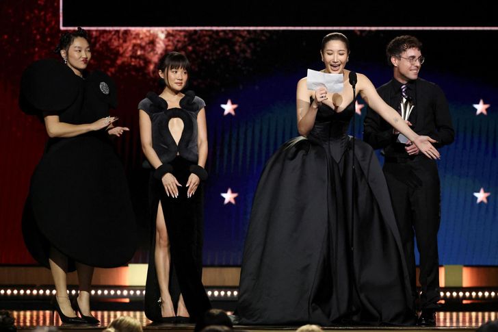 Ejae và Mark Sonnenblick nhận giải Bài hát hay nhất cho ca khúc Golden trong phim KPop Demon Hunters tại Lễ trao giải Critics Choice Awards thường niên lần thứ 31 ở Santa Monica, California, Mỹ, ngày 4 tháng 1. Reuters-Yonhap