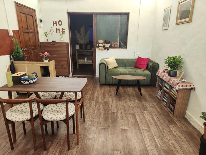 Căn tập thể cũ được khoác lên màu áo mới sau khi cải tạo - Ảnh: T.A