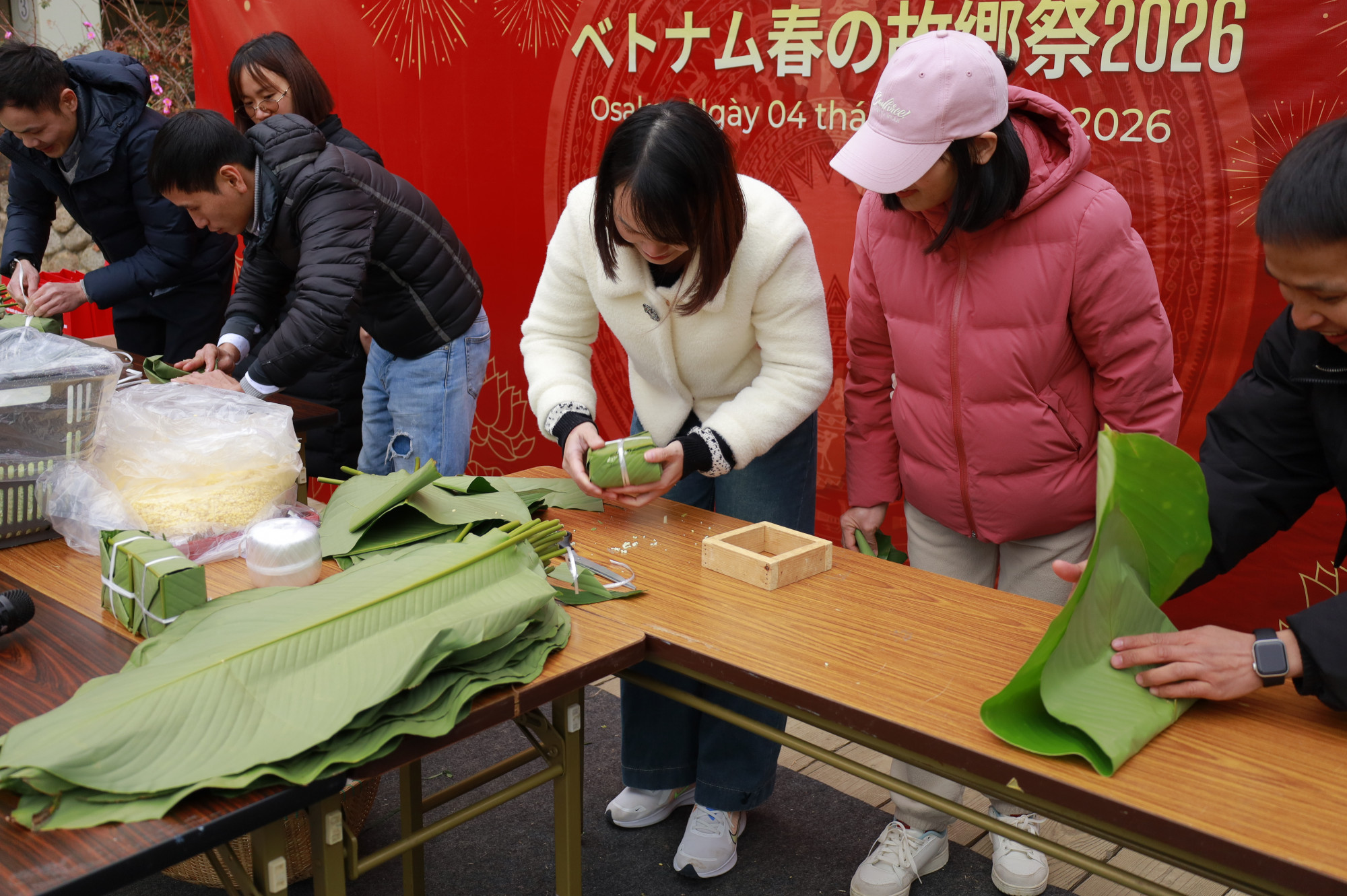 Kiều bào việt tại Nhật Bản cùng nhau gói bánh chưng