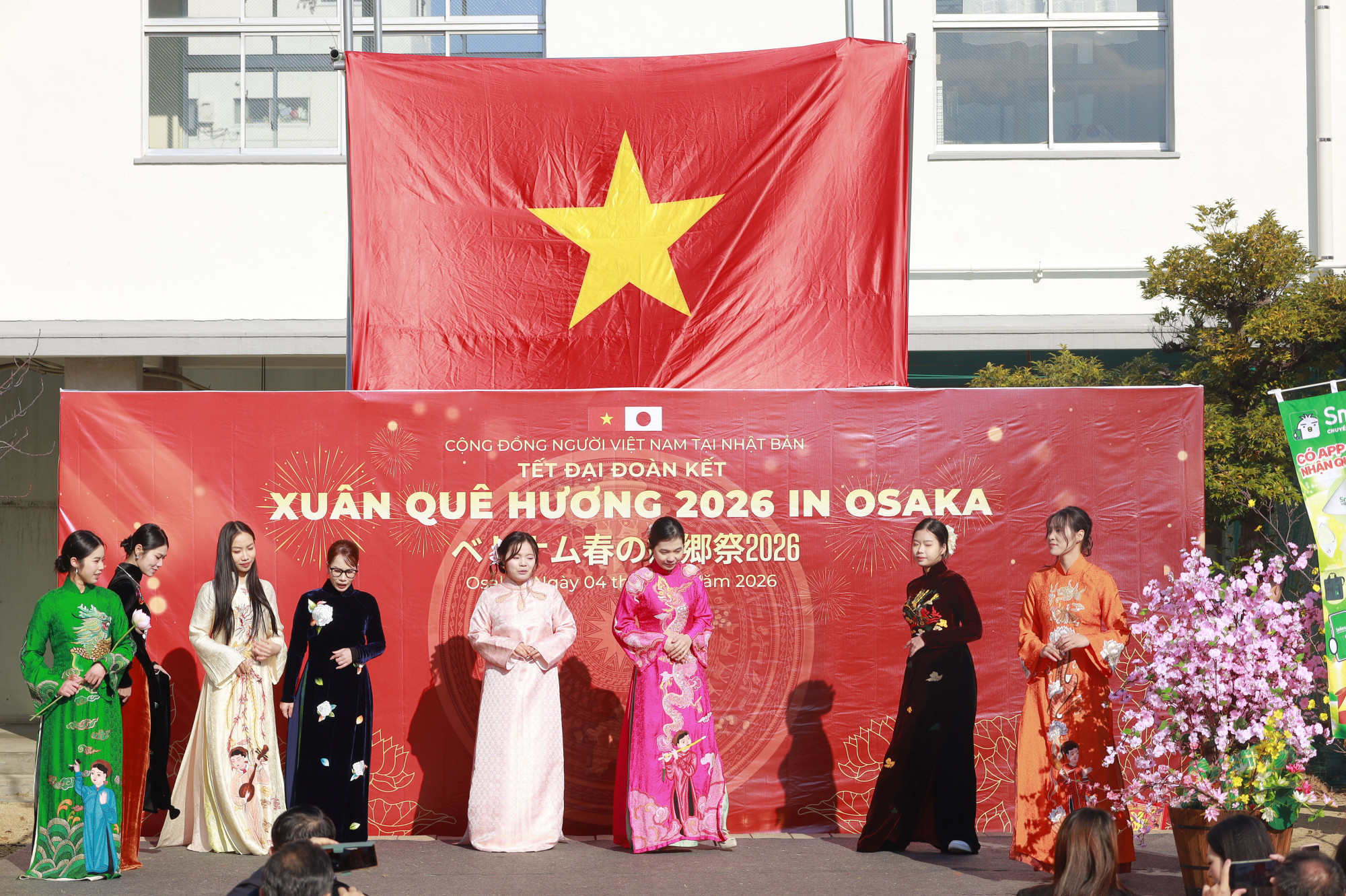 Bà con thích thú trình diễn áo dài