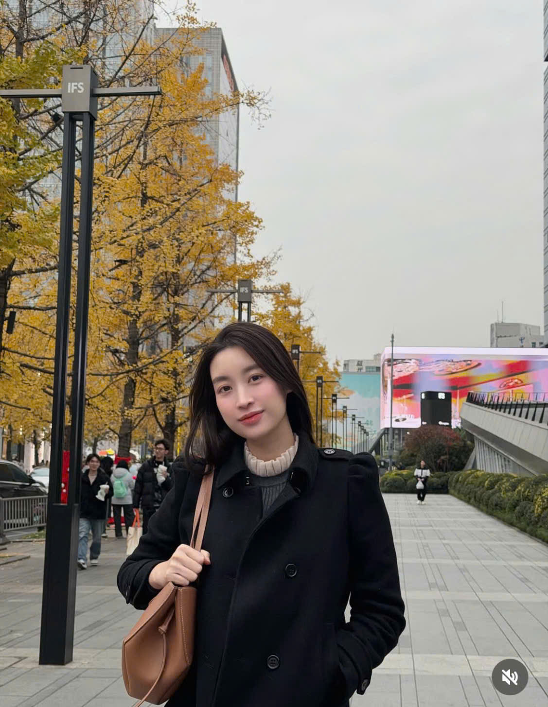 Hoa hậu Đỗ Mỹ Linh lựa chọn phong cách tối giản, thanh lịch khi đón năm mới tại Thành Đô (Trung Quốc). Cô diện áo khoác dáng dài màu đen cổ điển, phom gọn gàng giúp tôn vóc dáng và tạo cảm giác chỉn chu giữa tiết trời lạnh. Bên trong là áo len cổ cao gam trung tính, vừa giữ ấm vừa mang lại vẻ dịu dàng, nền nã. Phụ kiện túi da nâu đeo vai được phối khéo léo, tạo điểm nhấn ấm áp và hài hòa với tổng thể. 