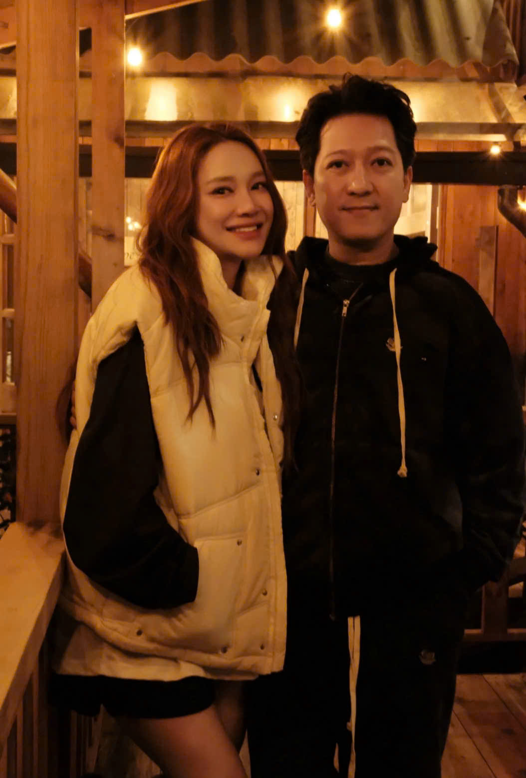 Vợ chồng Nhã Phương, Trường Giang đến của Đà Lạt du hí đầu năm với phong cách ăn mặc đơn giản, gần gũi và rất đời thường. Nữ diễn viên chọn áo phao sáng màu phối cùng trang phục tối bên trong, vừa giữ ấm vừa tạo cảm giác trẻ trung, nhẹ nhàng, mái tóc buông tự nhiên và nụ cười tươi giúp tổng thể thêm phần ấm áp. Nam MC diện áo khoác tối màu dáng thể thao, mang lại vẻ nam tính, thoải mái, phù hợp cho những buổi dạo phố giữa tiết trời se lạnh.