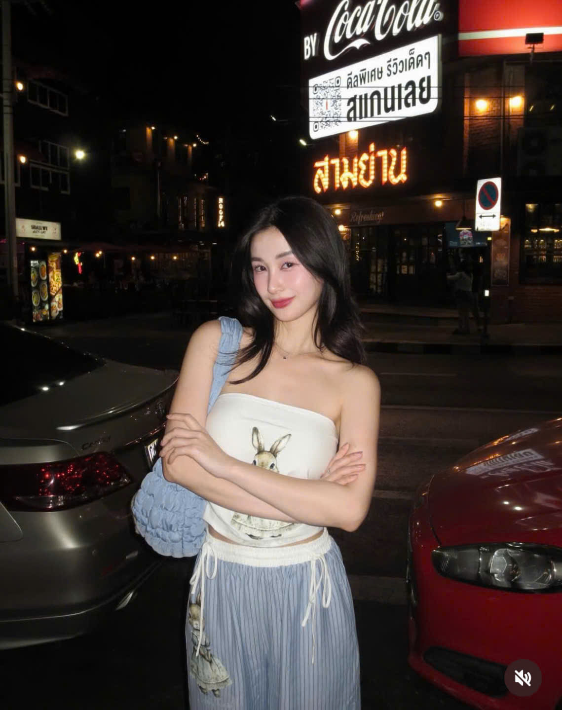 Jun Vũ chọn phong cách đường phố năng động, cá tính nhưng vẫn giữ được nét dịu dàng, rất phù hợp với không khí sôi động và hiện đại của Bangkok dịp đầu năm. Cô diện chiếc áo quây kết hợp cùng chiếc quần vải kẻ soch và phối kèm túi xách mềm mại tạo cảm giác phóng khoáng, trẻ trung.