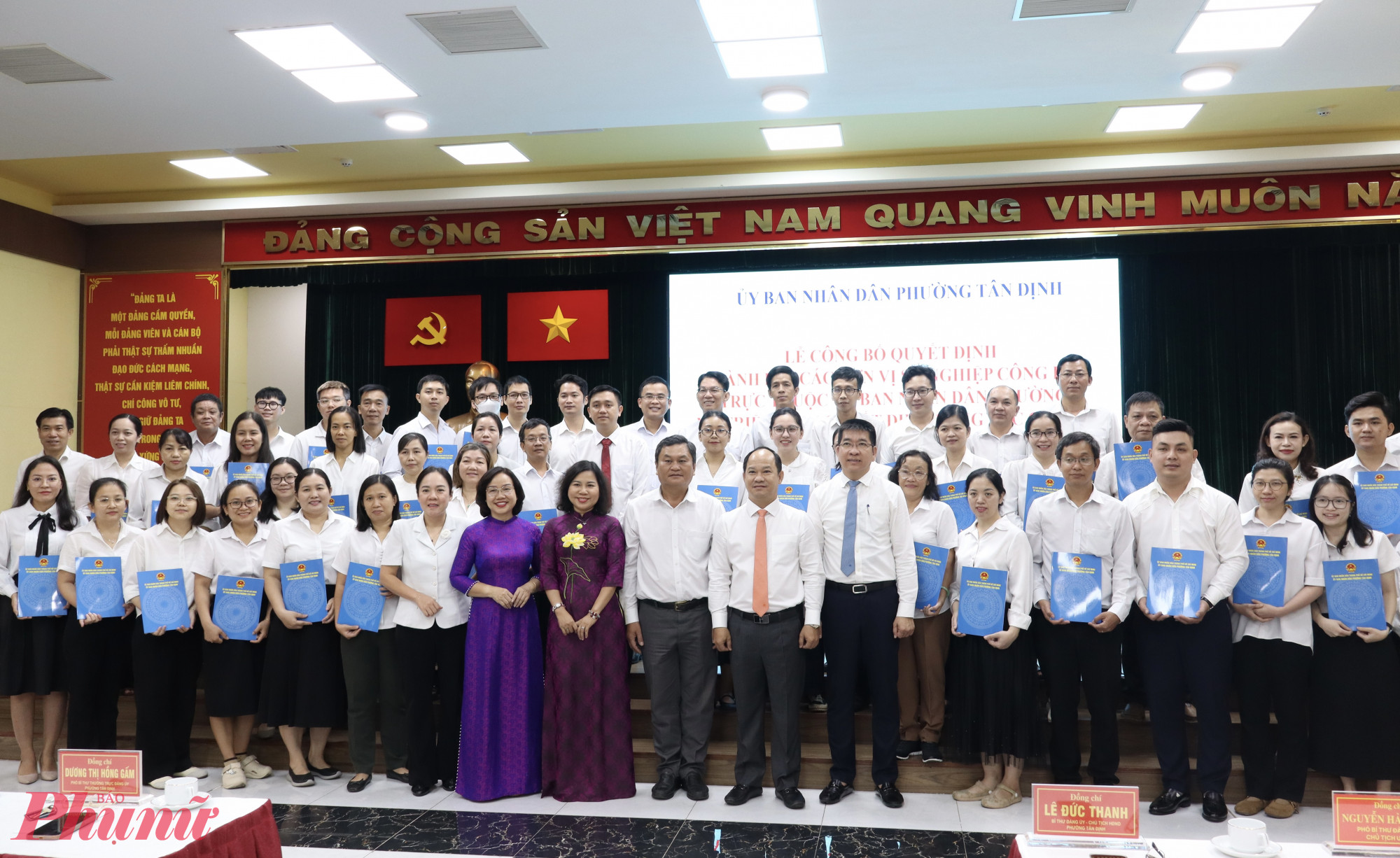 Cán bộ, công chức nhận quyết định về công tác tại Trạm Y tế phường Tân Định - Ảnh: Thanh Tâm