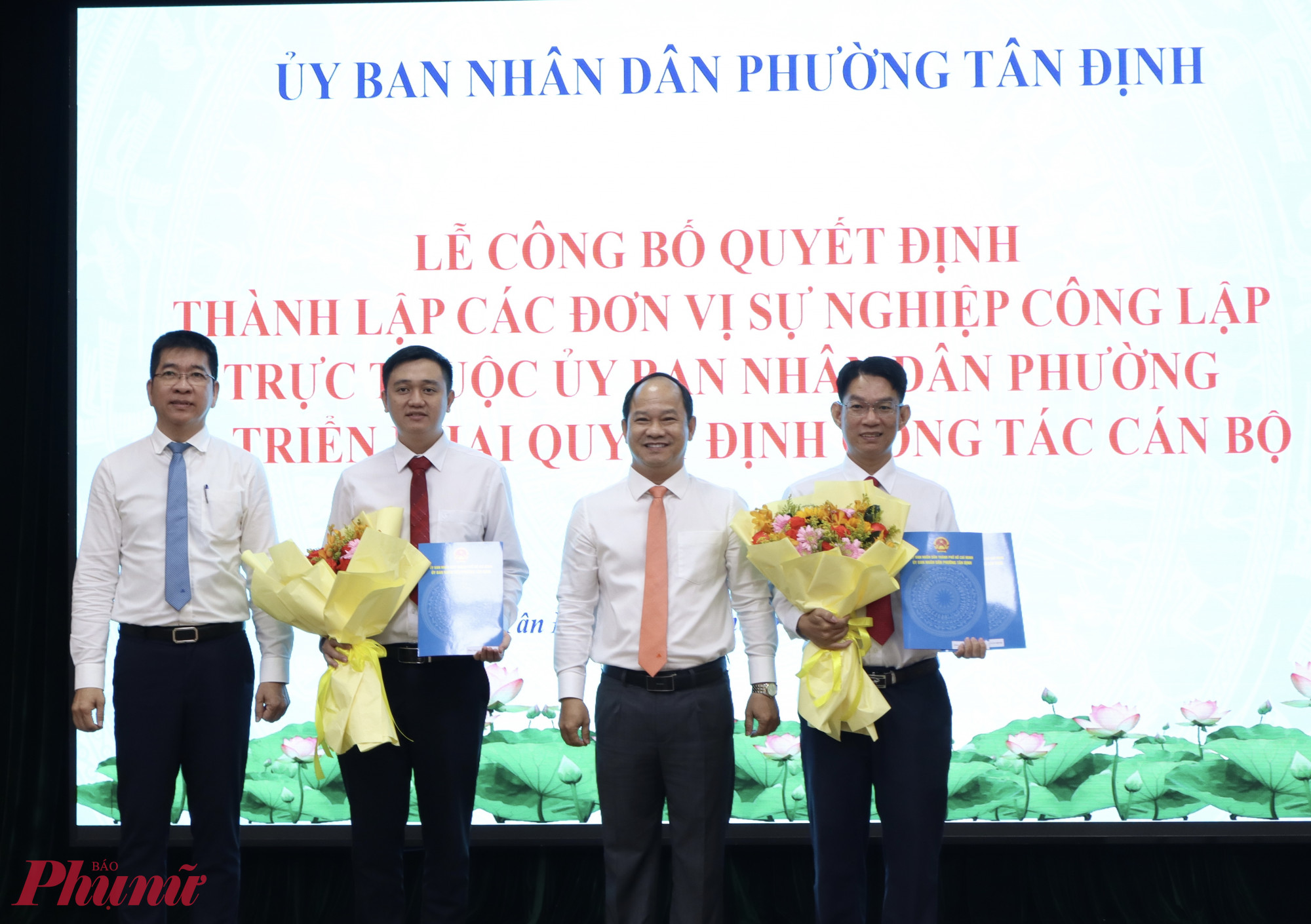 Lãnh đạo phường Tân Định trao quyết định thành lập Trạm Y tế phường và quyết định bổ nhiệm cho các cá nhân. Ông Nguyễn Nguyệt Cầu (bìa phải) nhận quyết định làm Giám đốc Trạm Y tế