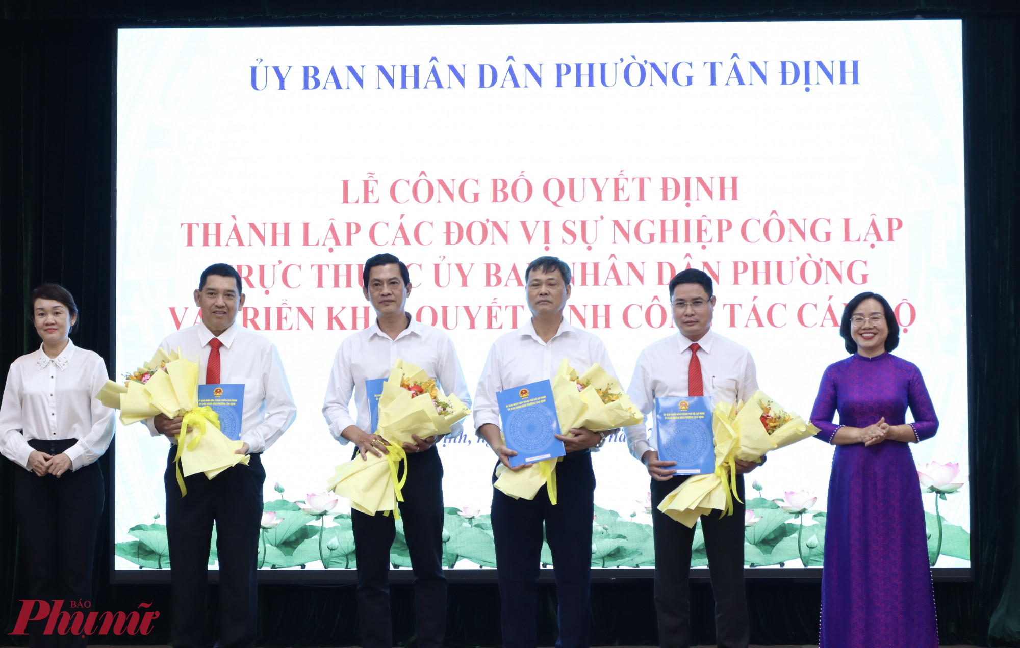 Cán bộ, công chức phường Tân Định nhận quyết định về công tác tại Trung tâm Cung ứng dịch vụ công - Ảnh: Thanh Tâm