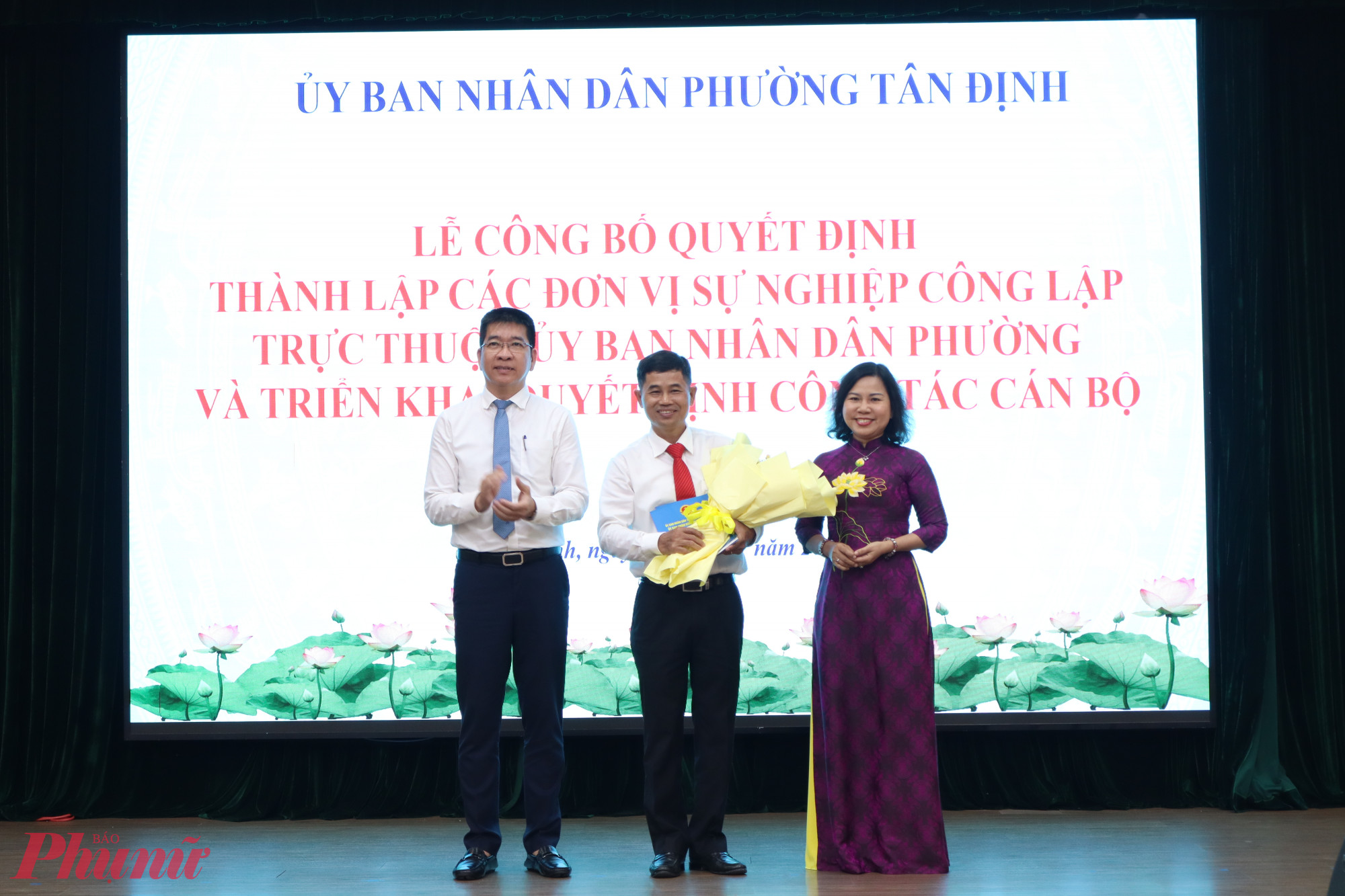 Lãnh đạo phường Tân Định trao quyết định thành lập và bổ nhiệm ông Lê Quang Thiện làm Phó Giám đốc Trung tâm Cung ứng dịch vụ công phường Tân Định - Ảnh: Thanh Tâm