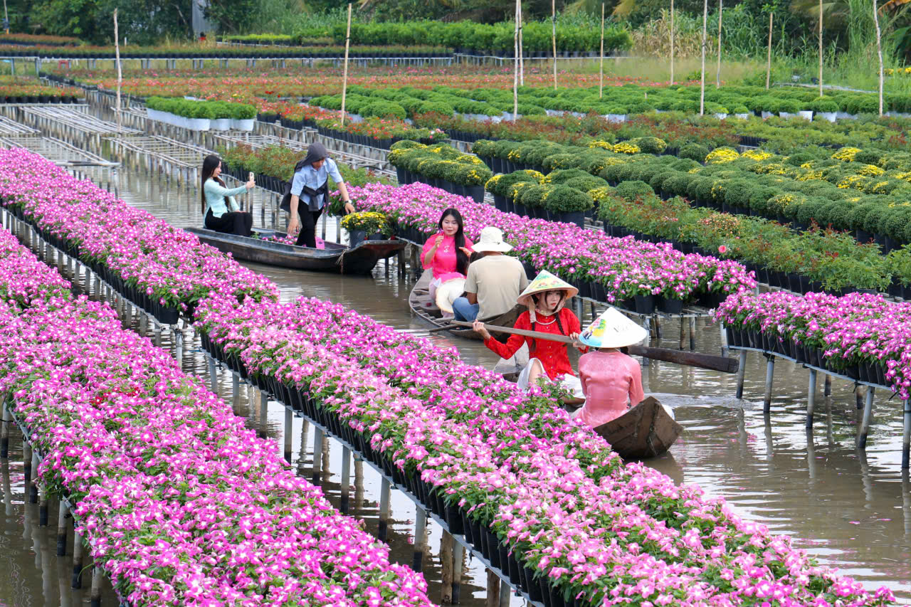 Rất đông người dân và du khách đến làng hoa Sa Đéc vui chơi... Ảnh: CTV