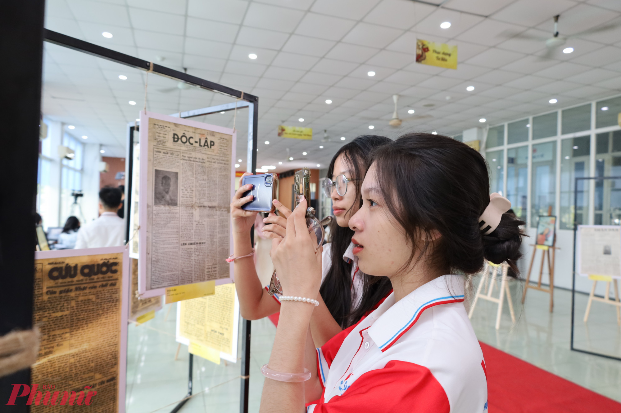 Sinh viên thích thú nhìn ngắm những tờ báo cổ