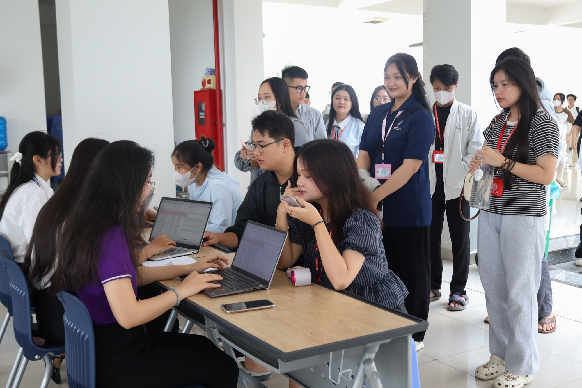 Tân sinh viên Trường đại học Luật TPHCM khóa 2025 làm quen với môi trường đại học - Ảnh: ULA