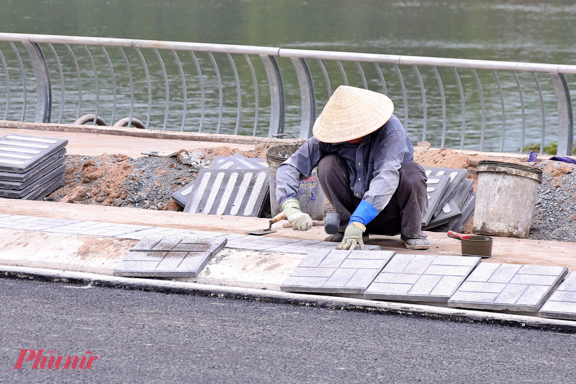 Hiện dự án đường ven sông dự án bước vào giai đoạn nước rút, hoàn thiện những hạng mục cuối cùng.