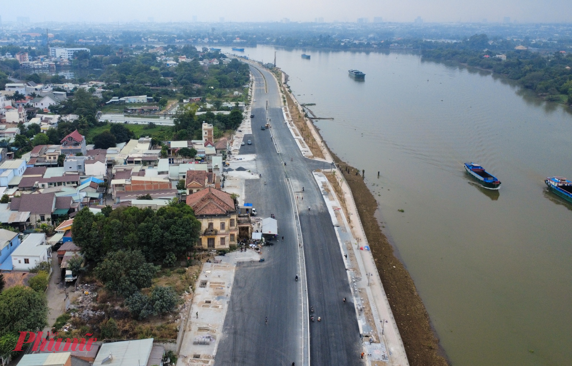 Trên cơ sở đó, đến tháng 7/2025, UBND tỉnh Đồng Nai chính thức phê duyệt điều chỉnh cục bộ quy hoạch phân khu tỷ lệ 1/2.000, quyết định “nắn” tuyến đường lùi ra phía sông, tránh xa khu vực biệt thự cổ.