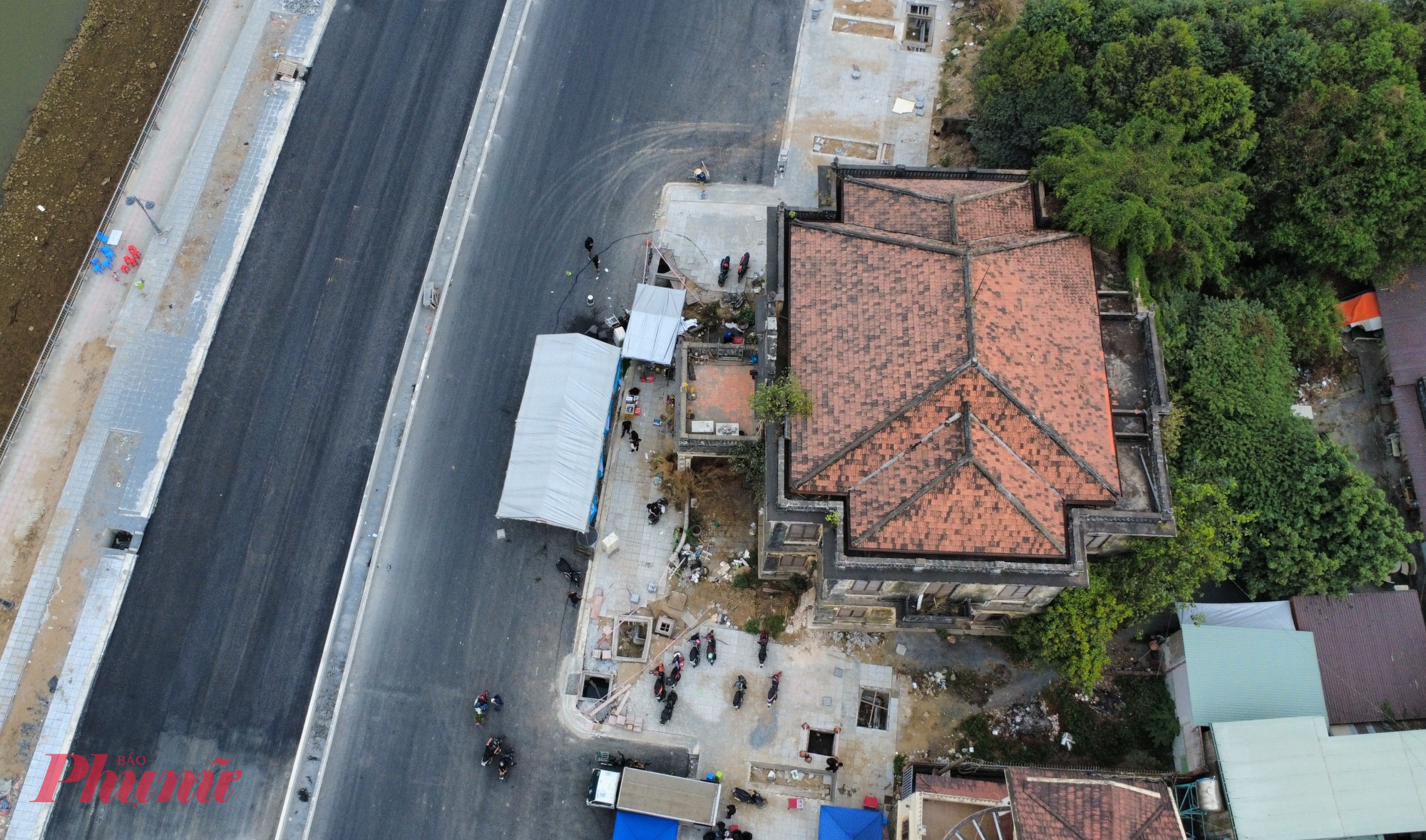 Trong quá trình triển khai dự án, từng có phương án giải tỏa một phần căn nhà cổ (khoảng 9m chiều sâu) để làm đường. Tuy nhiên, vào tháng 9/2024, trước nguy cơ di tích bị xâm hại, dư luận và các nhà nghiên cứu đã lên tiếng kiến nghị bảo tồn nguyên trạng.