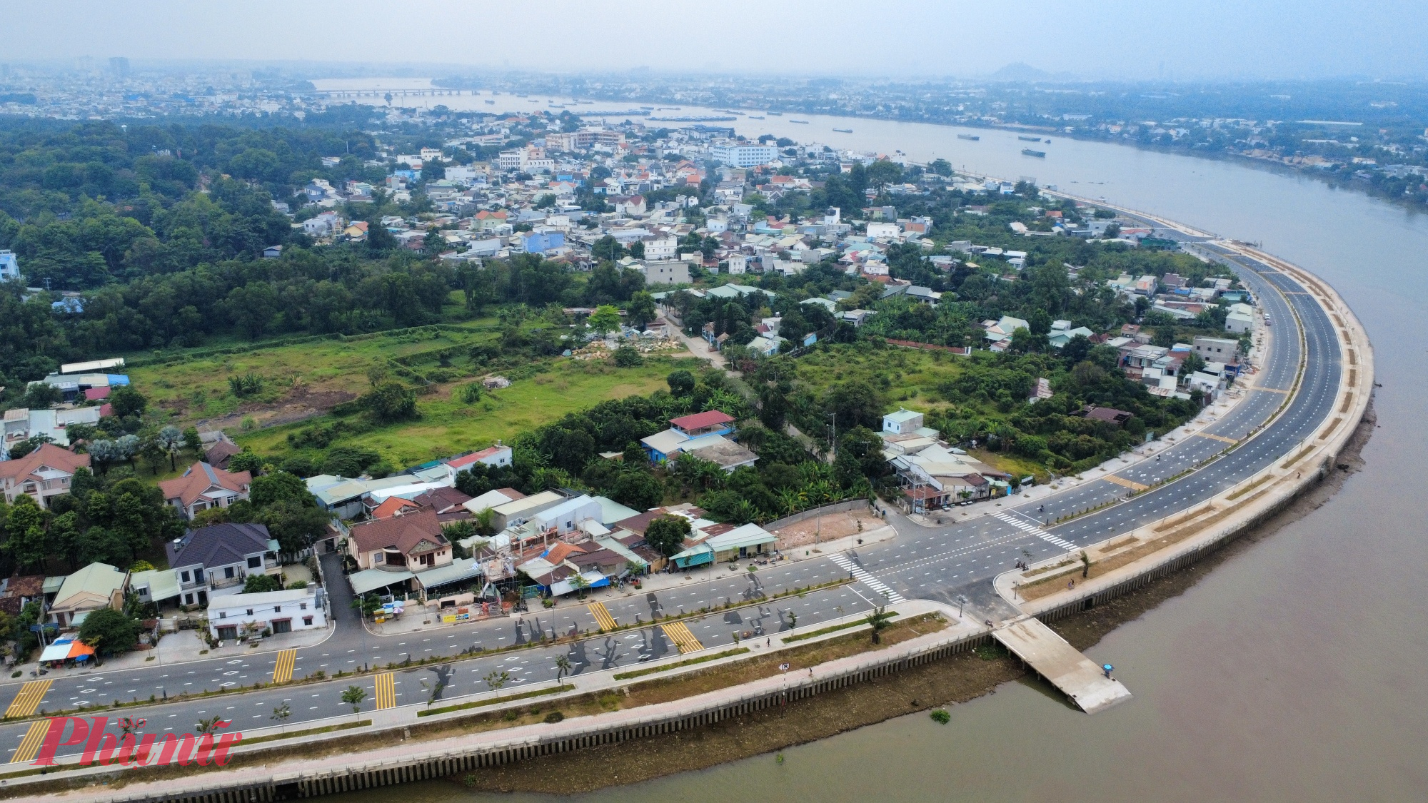 Sau hơn 5 năm khởi công, tuyến đường ven sông Đồng Nai đoạn đi qua phường Trấn Biên (tỉnh Đồng Nai) đang bước vào giai đoạn hoàn thiện cuối cùng, dự kiến thông xe trước Tết Nguyên đán Bính Ngọ 2026. 
