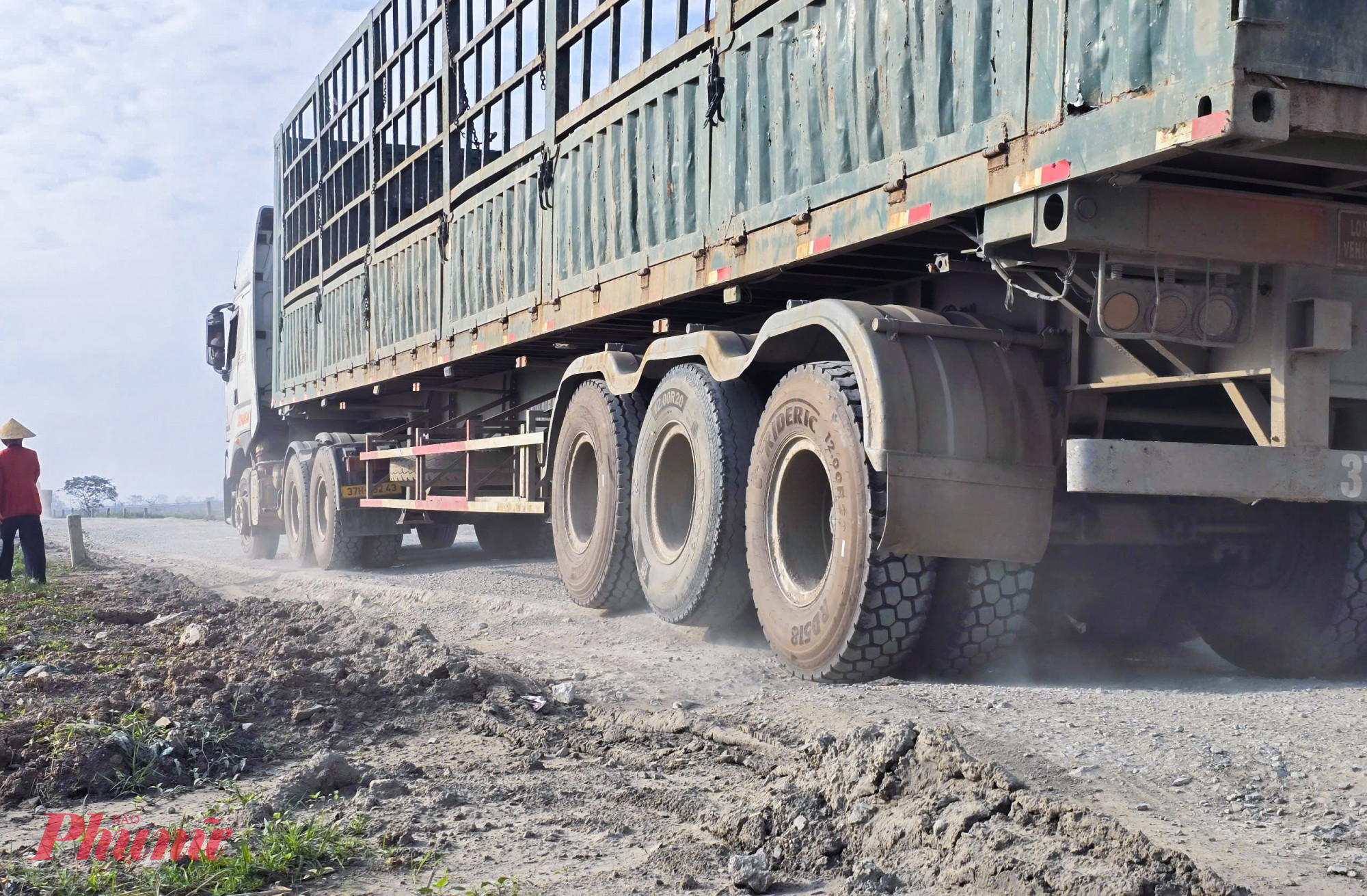 Tuyến đường này ngày càng xuống cấp nghiêm trọng do gánh tải lớn mỗi ngày, trở thành nỗi kinh hoàng, ám ảnh với người đi đường. Mặt đường nhựa hầu hết đã biến dạng, tạo thành nhiều hố sâu, gây nguy hiểm cho người đi đường. 