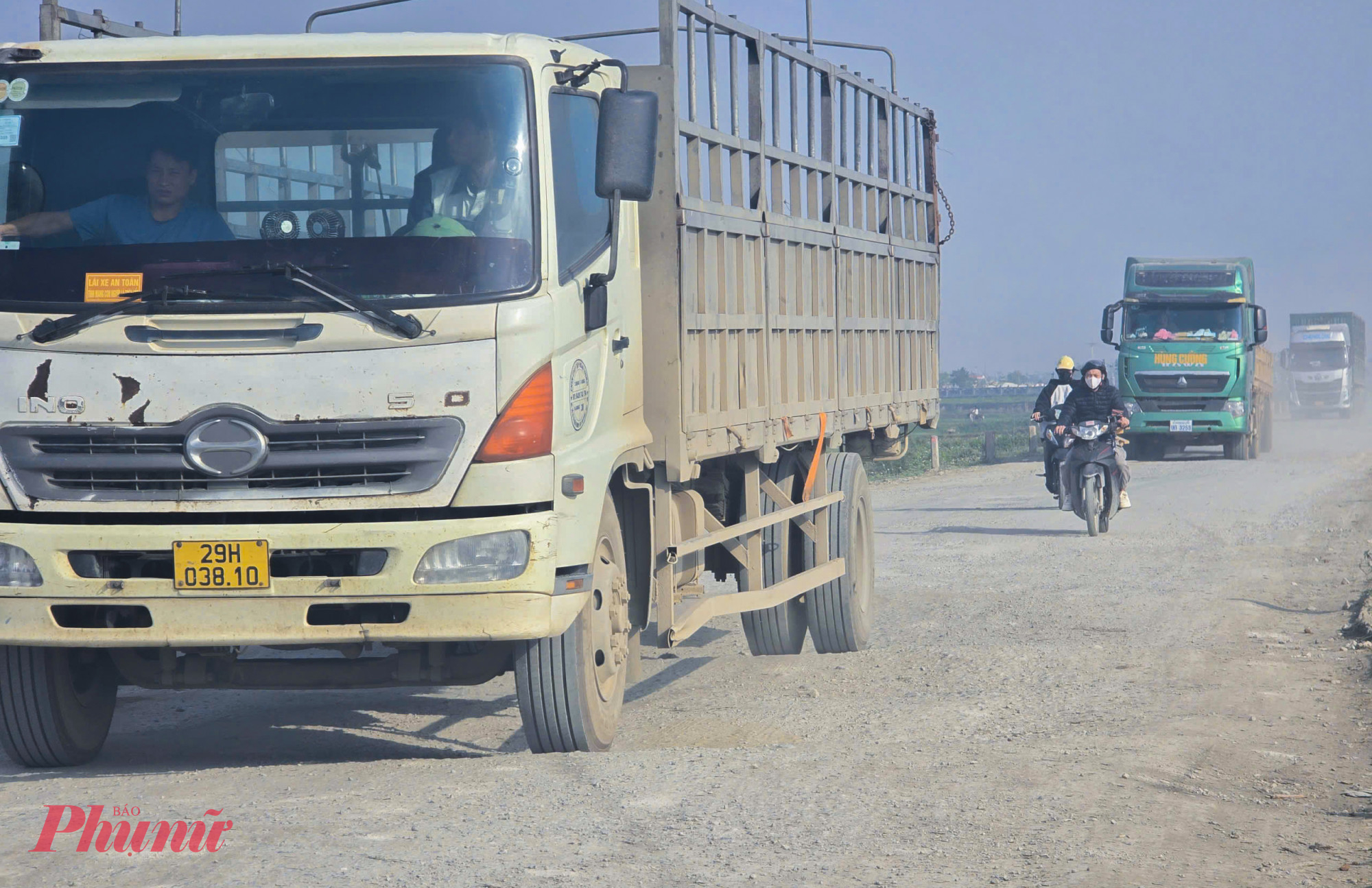 Theo người dân địa phương, kể từ khi cầu Yên Xuân bắc qua sông Lam được thông xe vào năm 2016, con đường này hàng ngày “cõng” hàng trăm lượt xe tải, container qua giữa Hà Tĩnh - Nghệ An. Dù phải di chuyển chậm, nhưng tài xế “ưa chuộng” tuyến đường này vì né được trạm thu phí Bến Thủy.