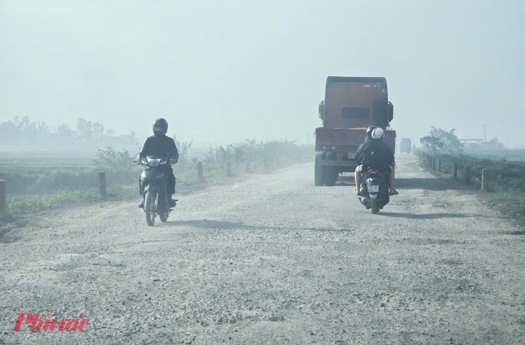 Hơn 1km đoạn qua xã Thiên Nhẫn bị hư hỏng nghiêm trọng. Đoạn đường này đã nhiều lần sửa chữa, song chỉ được một thời gian ngắn lại hư hỏng nặng.