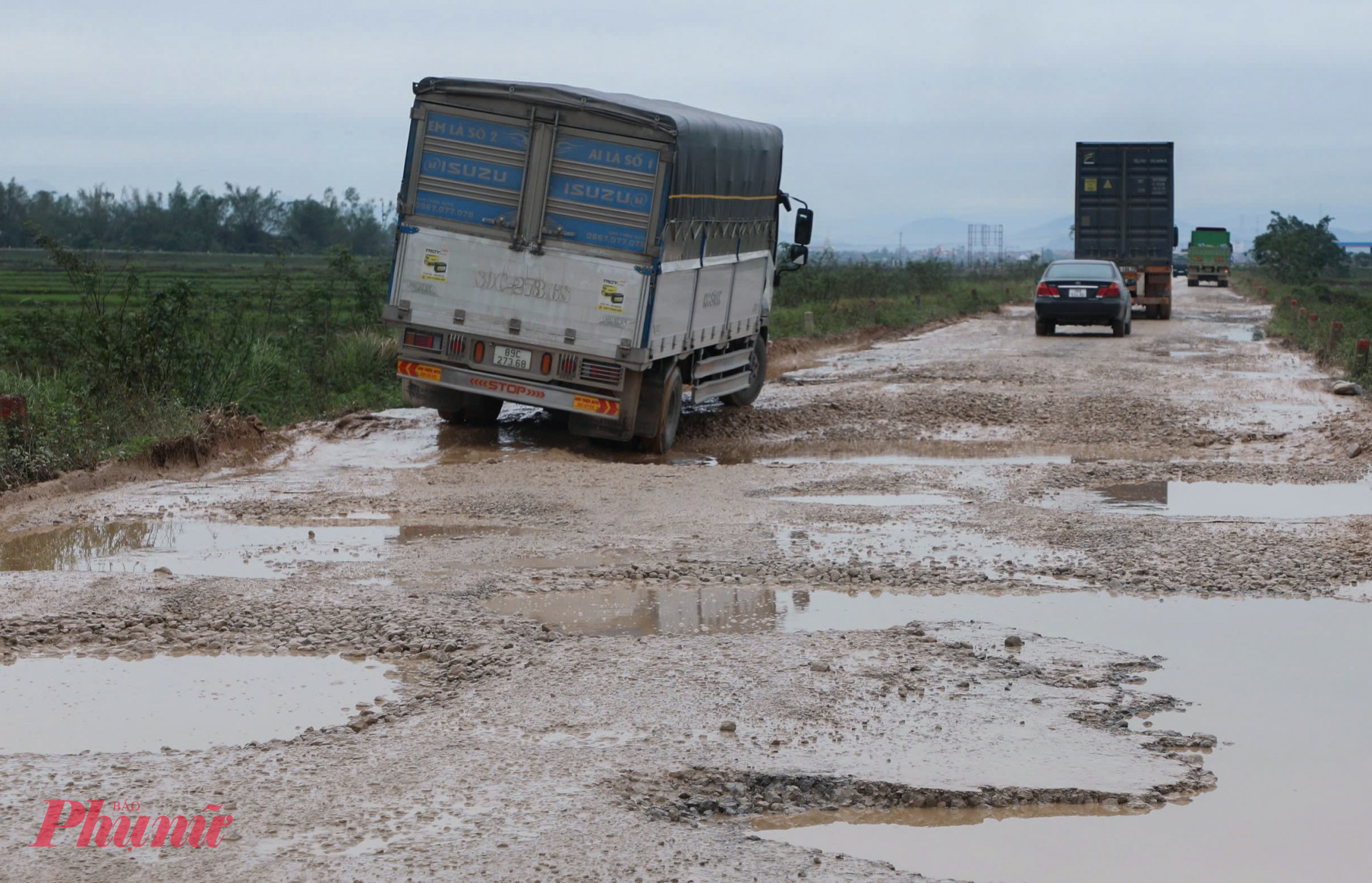 Do đường hư hỏng nên các phương tiện đi qua đây đã phải “bò” từng chút một. Nhiều đoạn mặt đường chi chít các hố sâu khiến xe ô tô phải đi theo hình zích zắc để không bị va gầm và thậm chí tránh nguy cơ bị lật. Trời mưa, đặc biệt là ban đêm, đoạn đường này trở thành nỗi ám ảnh cho người dân.