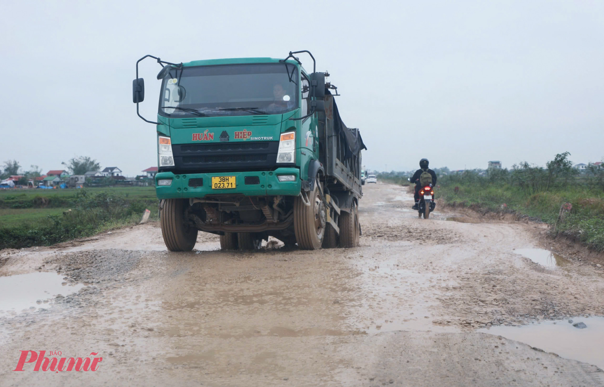 Ông Nguyễn Văn Chính - Chủ tịch UBND xã Thiên Nhẫn - cho biết, tuyến đường này thuộc dự án chống ngập lũ của huyện Nam Đàn trước đây, nhằm phục vụ người dân vùng thấp trũng. Do kết cấu nền đường chịu tải kém nên việc duy tu, lấp ổ gà rồi rải nhựa chỉ là giải pháp tạm thời và không có hiệu quả, mà phải làm lại nền đường. Hiện Sở Xây dựng Nghệ An đang lên phương án duy tu, sửa chữa lại đoạn đường này bằng phương án thảm lại mặt đường. 