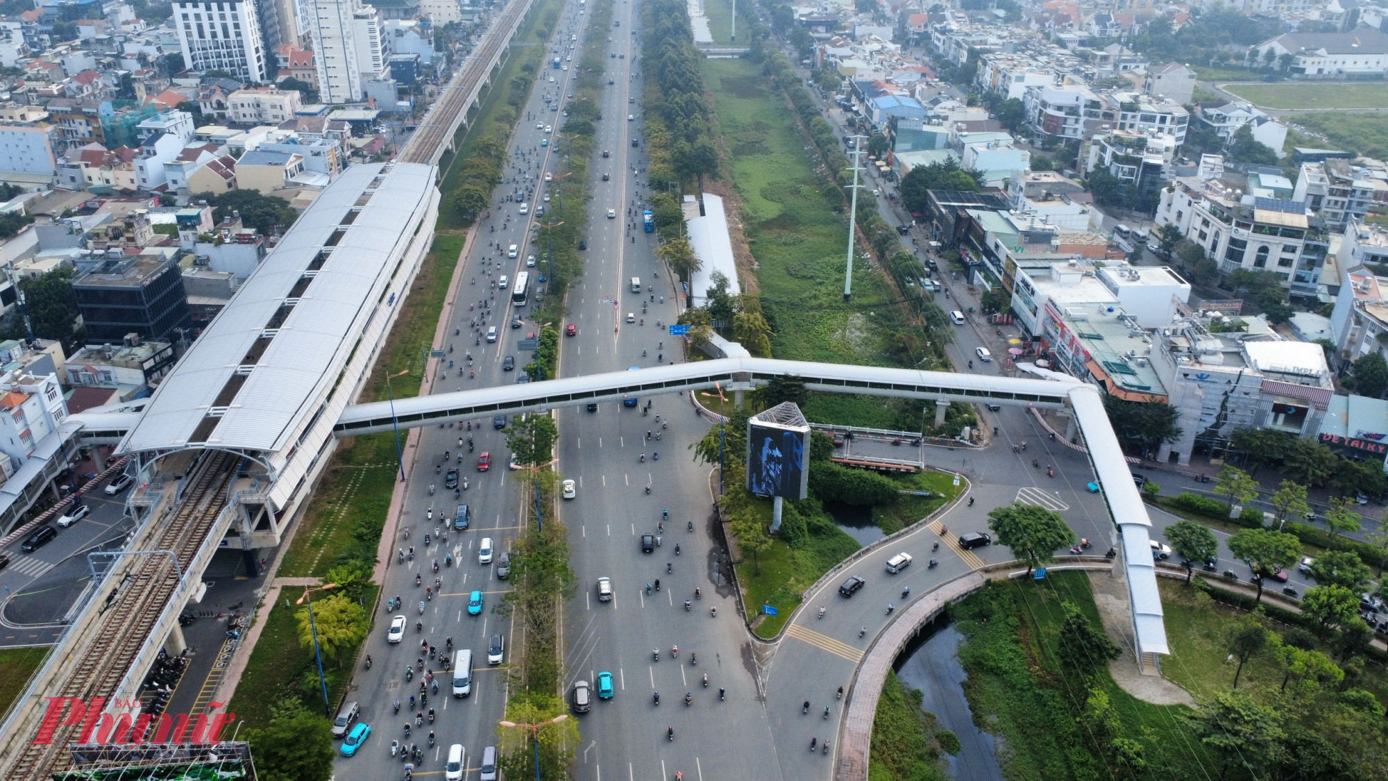 8 thang máy được lắp đặt trên các cầu bộ hành dọc các nhà ga trên cao tuyến metro - Ảnh: Nguyễn Văn
