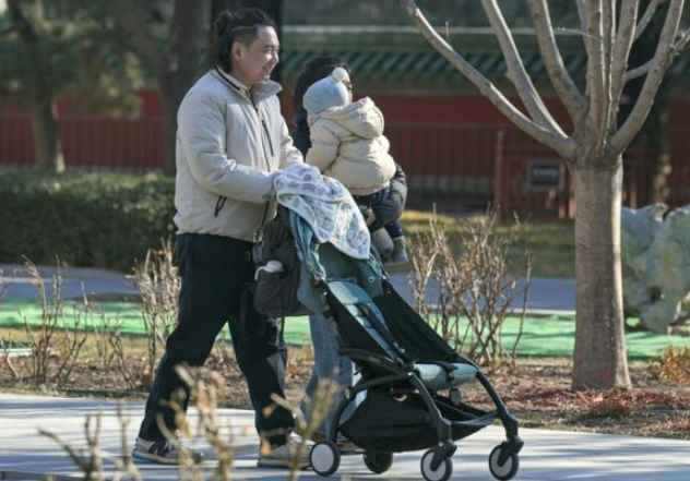 Những người trẻ tuổi ở Bắc Kinh nói rằng việc đánh thuế các biện pháp tránh thai sẽ không giải quyết được các vấn đề gốc rễ mà họ cho là đang ngăn cản mọi người có con. Ảnh: France 24