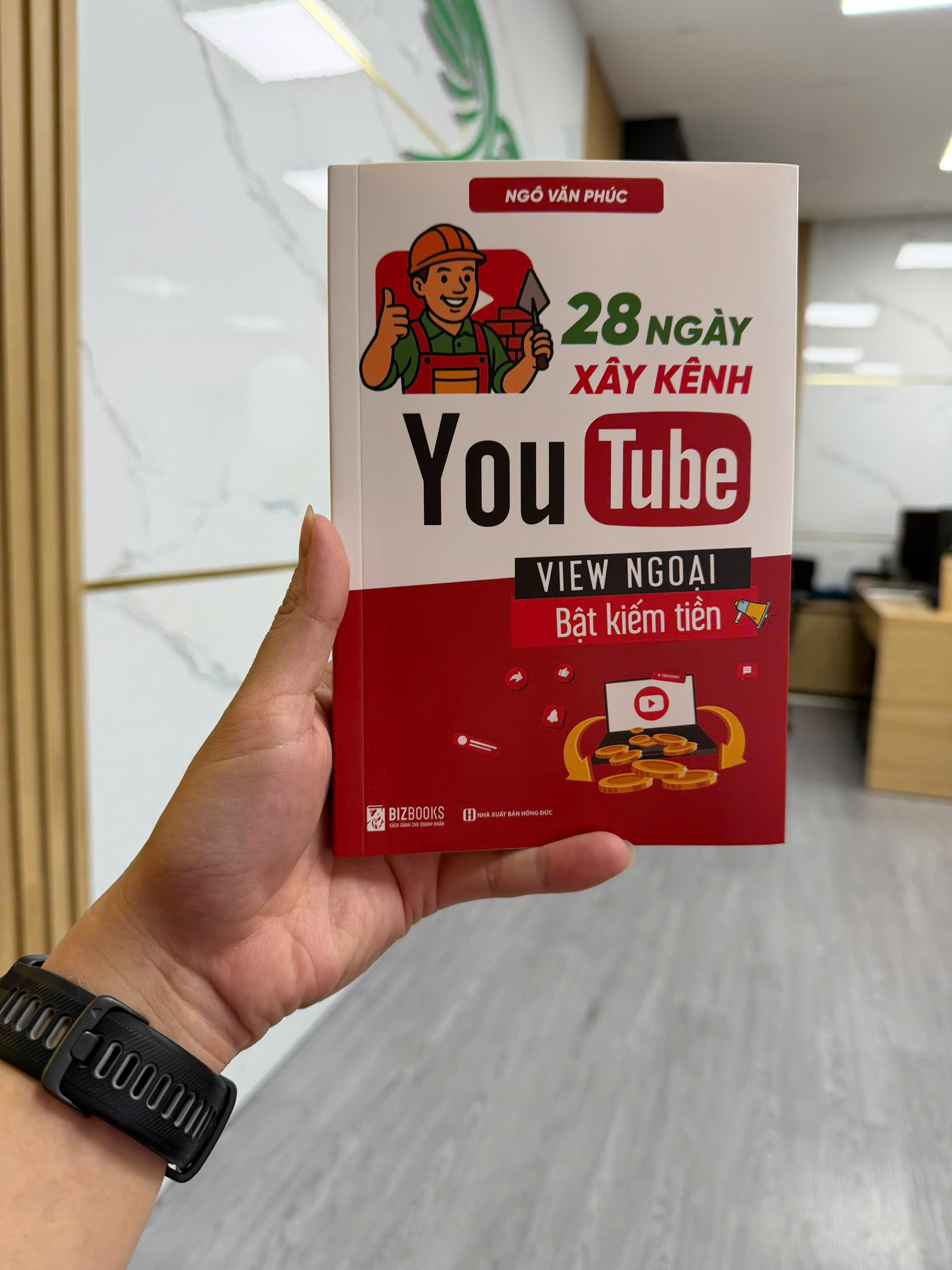 “28 ngày xây kênh YouTube view ngoại kiếm tiền” được đánh giá là một tài liệu tham khảo thiết thực, góp phần giúp người Việt tiếp cận YouTube như một kênh tạo thu nhập nghiêm túc trong kỷ nguyên số.