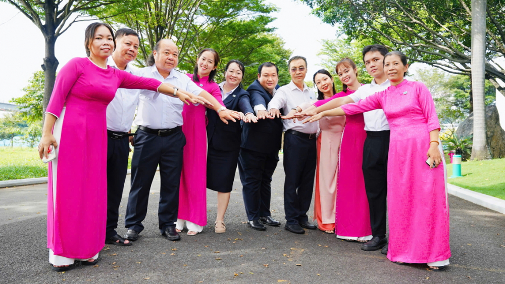 Dừng cuộc đua để tận hưởng cuộc sống Giờ đây, công ty mới và những đồng nghiệp thân thiện như ngôi nhà thứ hai của Hoàng Huy (thứ hai từ phải sang) - Ảnh do nhân vật cung cấp